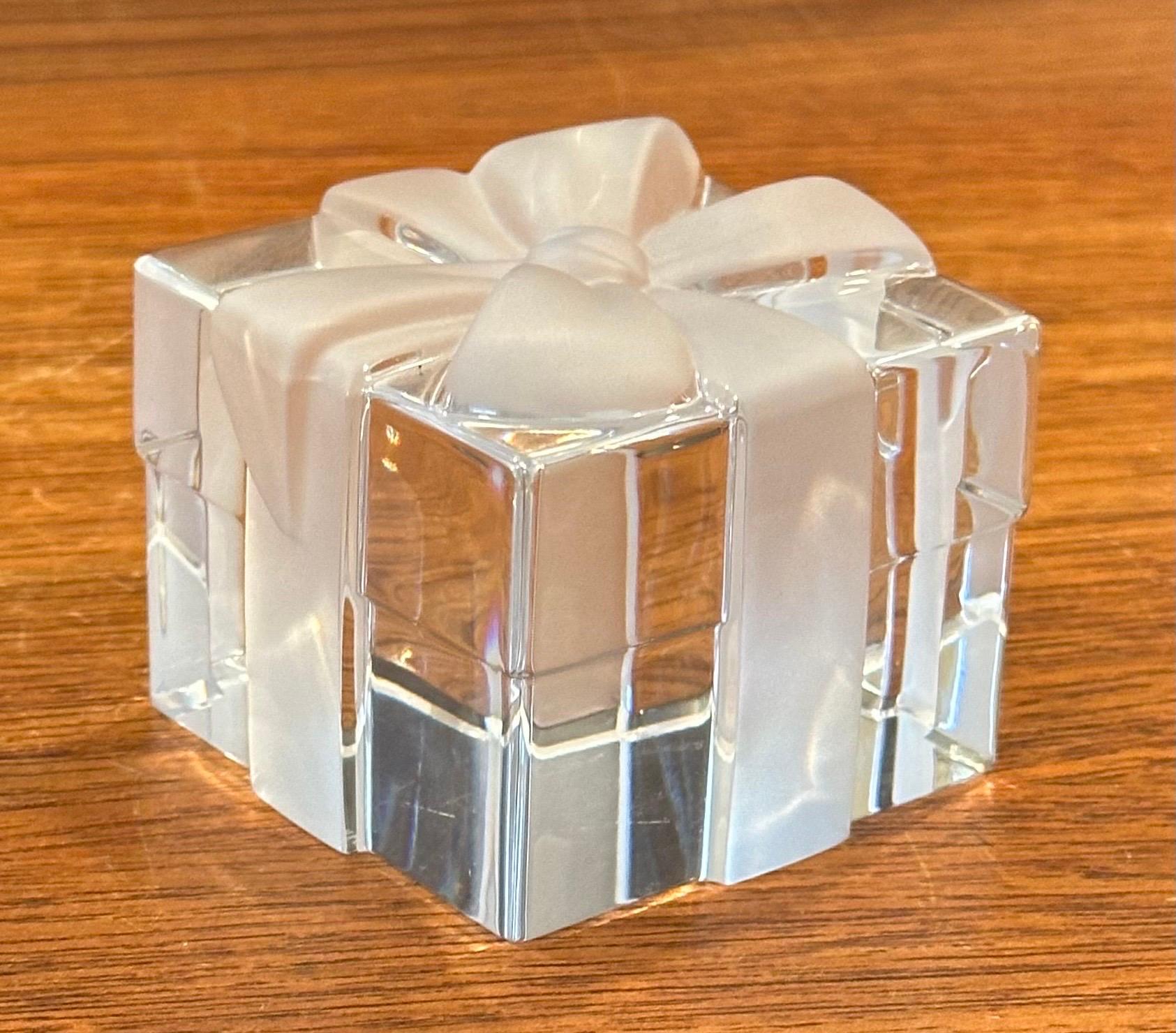 XX secolo Fermacarte in cristallo Tiffany Box and Bow di Tiffany & Co. in vendita