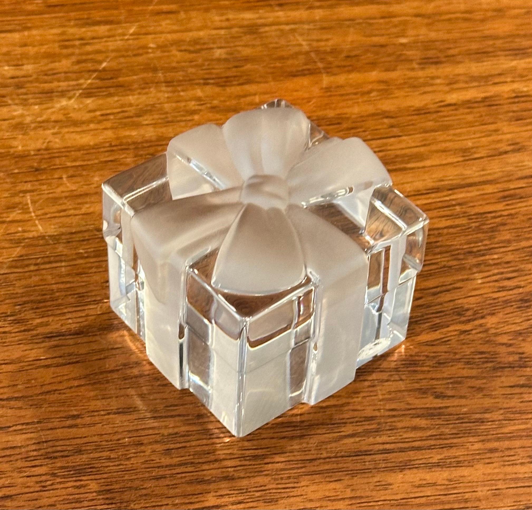 Cristallo Fermacarte in cristallo Tiffany Box and Bow di Tiffany & Co. in vendita
