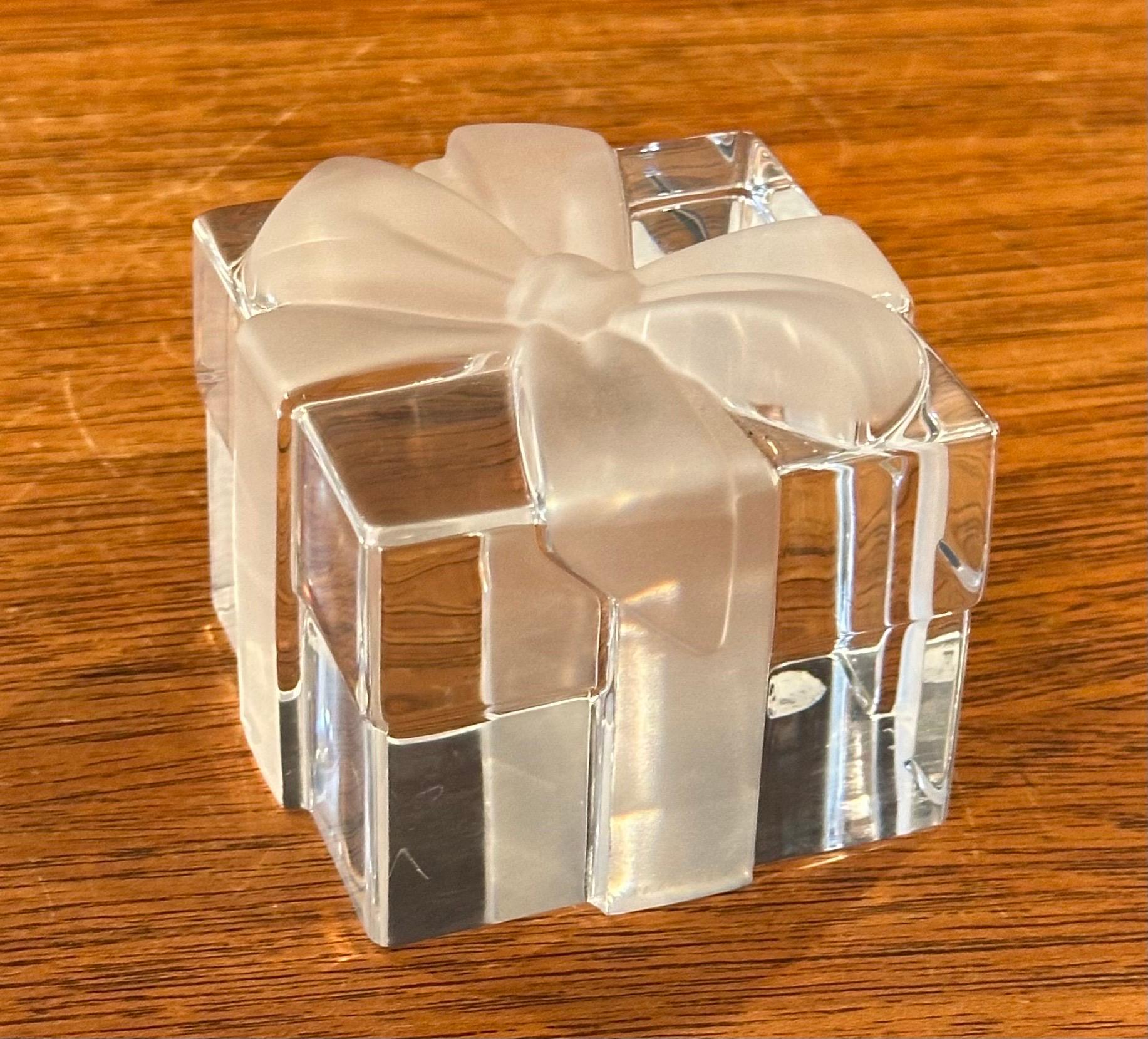 Fermacarte in cristallo Tiffany Box and Bow di Tiffany & Co. in vendita 1