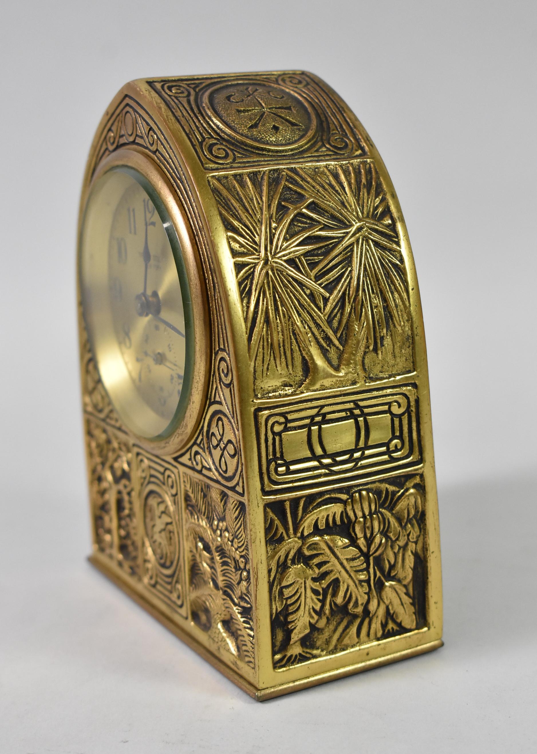 Orologio da tavolo in bronzo a campanile di Tiffany Studios con il motivo Bookmark, che riprende i disegni dei timbri degli editori di fine secolo. Marchio sulla porta posteriore Tiffany Studios New York 1857. Funzionante e con la chiave originale.