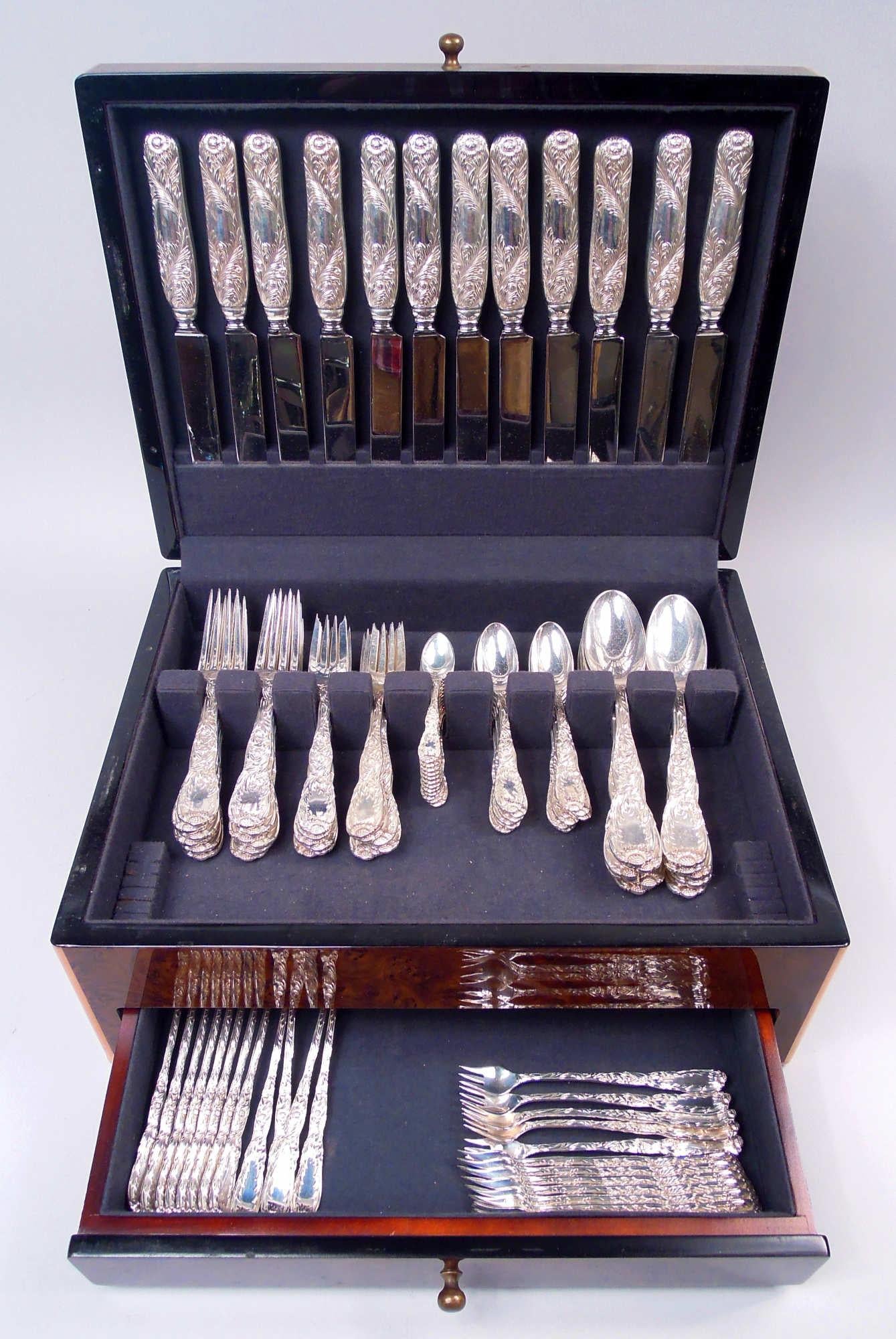 Chrysantheme Tafelservice aus Sterlingsilber. Hergestellt von Tiffany & Co. in New York, ca. 1920. Dieses Set besteht aus 95 Teilen (Maße in Zoll): Gabeln: 12 Tafelgabeln (7 3/8), 12 Salatgabeln (6 5/8) und 12 Fischgabeln (6); Löffel: 12 Teelöffel