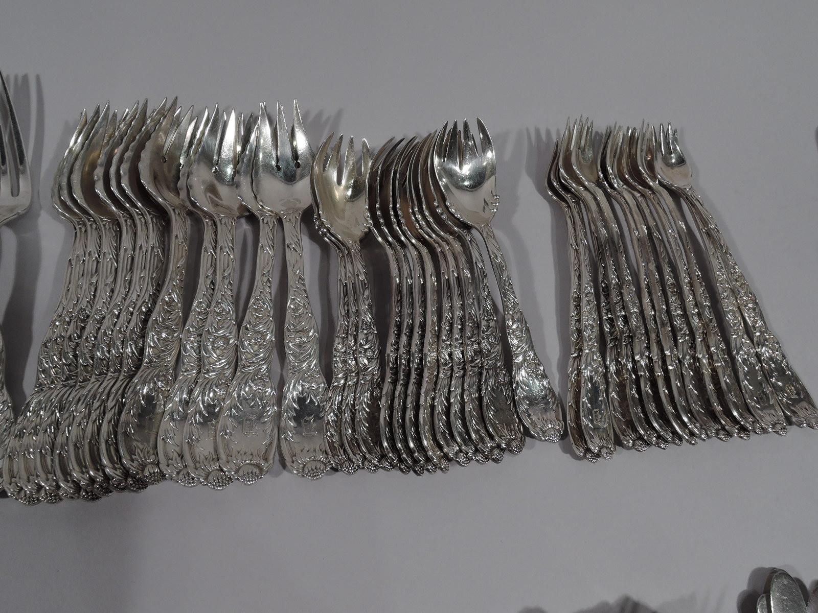 Tiffany Chrysanthemum Sterling Silver Dinner Set with 145 Pieces In Good Condition For Sale In New York, NY