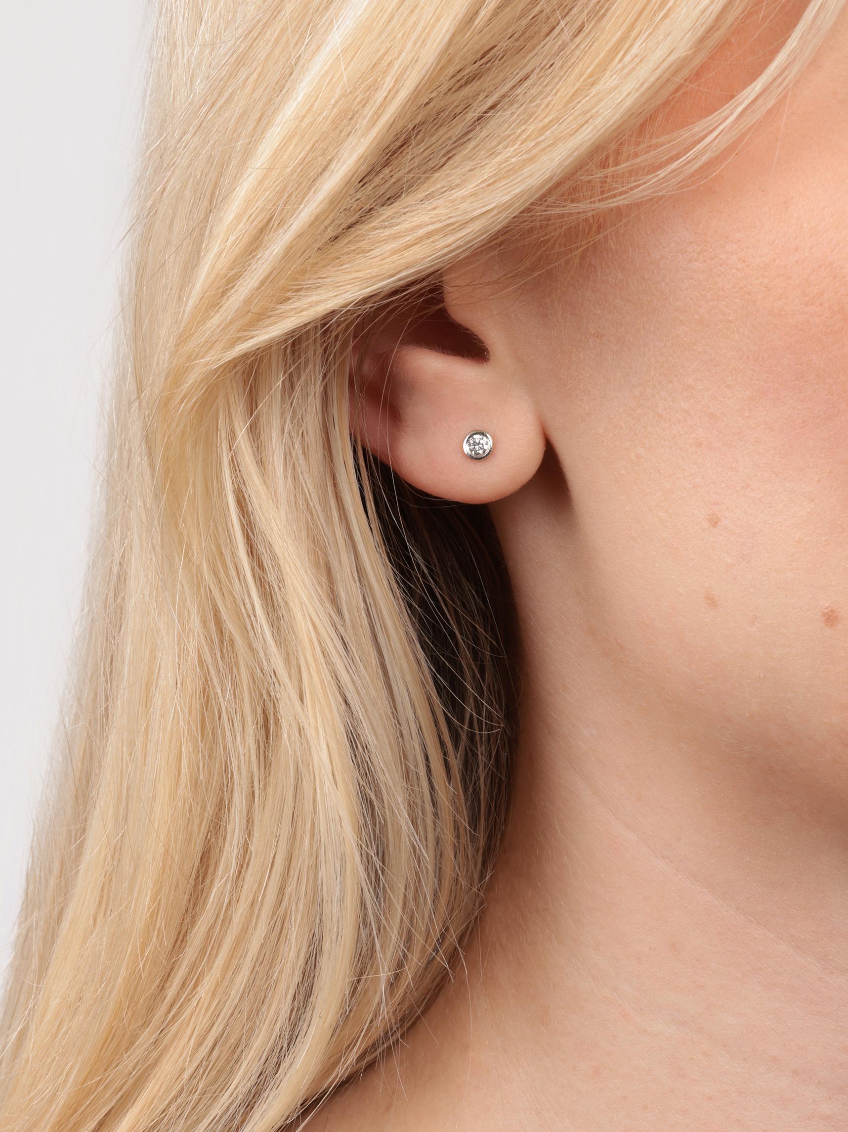 Tiffany & Co. 0.16ct Brilliant Cut Platinum Elsa Peretti Diamonds by the Yard Stud Earrings

Product Details
Xupes Ref: J1404
Brand: Tiffany & Co.
Model: Diamond by the Yard Stud Earrings
Type: Earrings
RRP: £1,675
Material(s): Platinum
Gemstone: