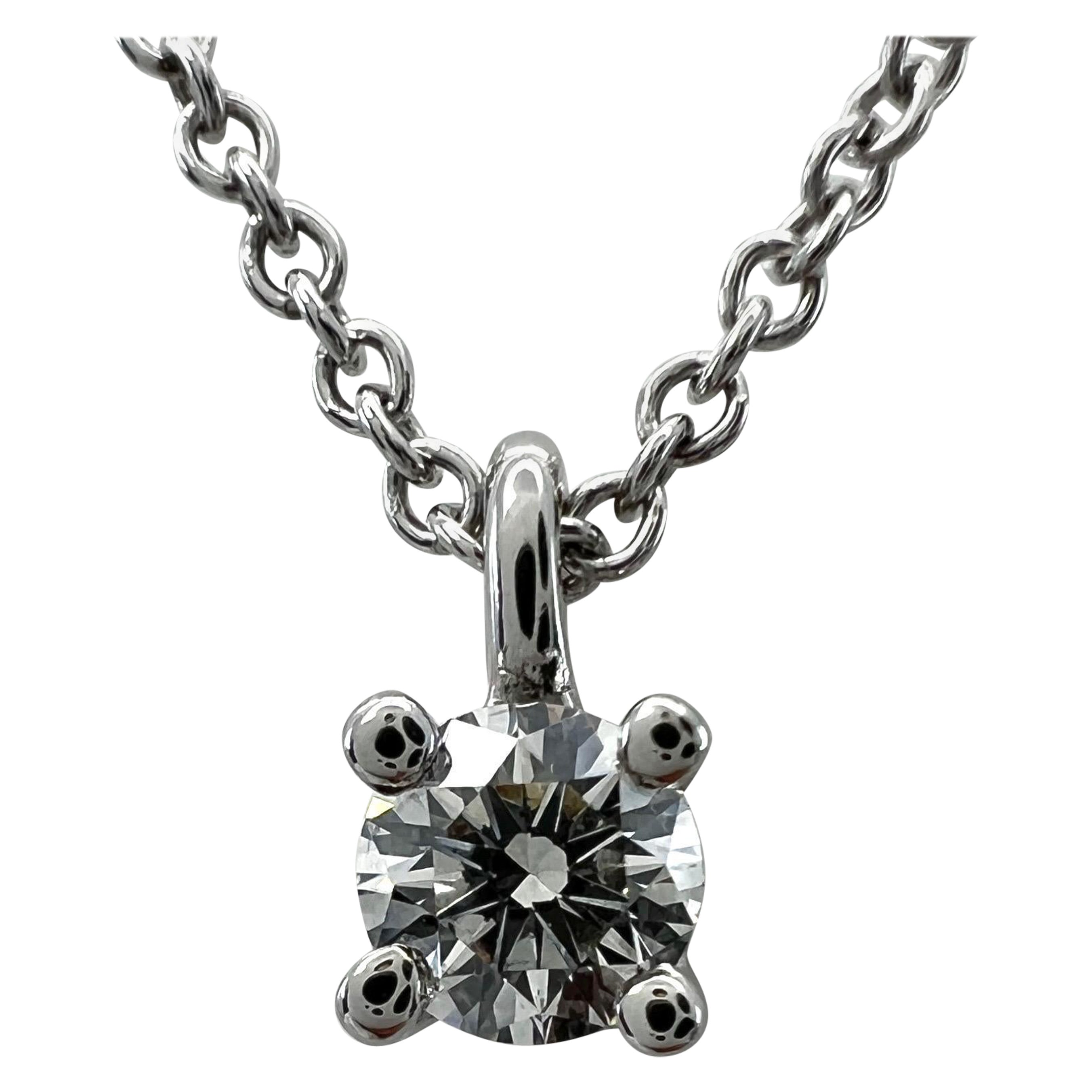 Collar colgante solitario de platino con diamante redondo natural de 0.17 ct Tiffany & Co.