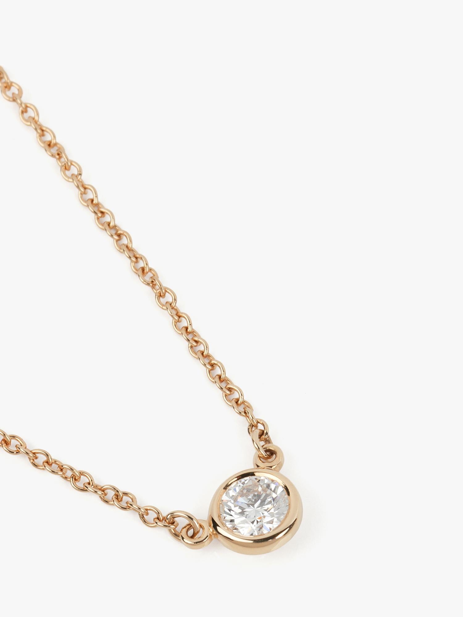 Tiffany & Co. Ciondolo con diamanti in oro giallo da 0,18 ct. 

Dettagli del prodotto
Xupes Ref: J1581
Marchio: Tiffany & Co.
Model: Ciondolo con diamante a forma di iarda
Tipo: Collana
Numero di serie: non definito
Accompagnato da: Certificato