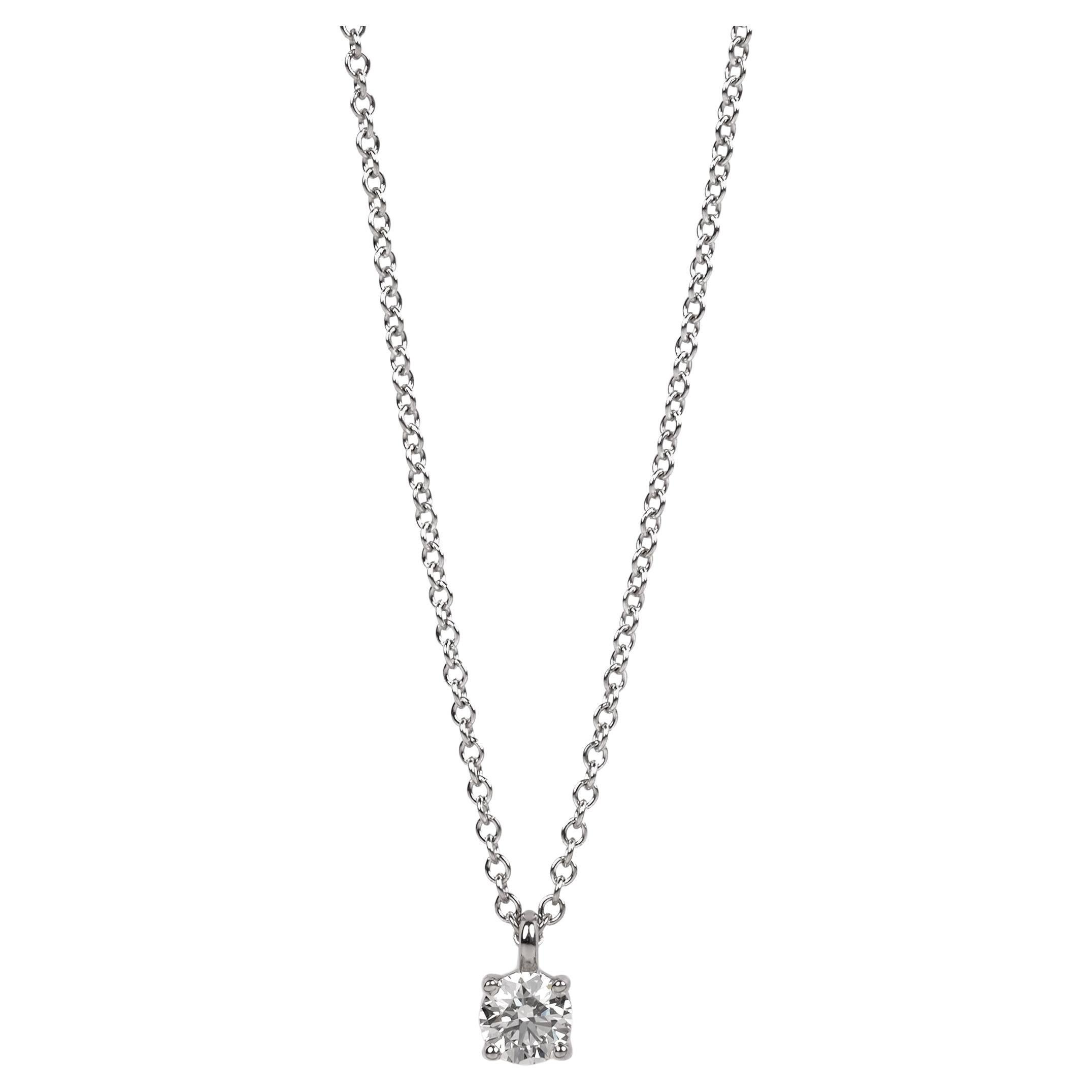 Tiffany
Co. Ciondolo solitario in platino con diamante taglio Brilliante da 0.19 ct.