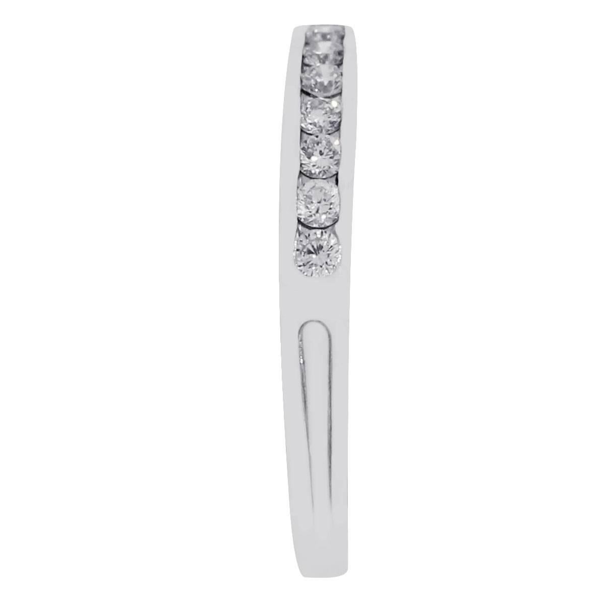 MATERIAL: Platin
Diamant-Details: Ungefähr 0.22ctw runde Brillanten. Diamanten sind F/G in Farbe und VVS in Reinheit
Ringgröße: 5,75
Ring-Maße: 0.75″ x 0.10″ x 0.75
Gesamtgewicht: 3,3g (2,1dwt)
SKU: G7125