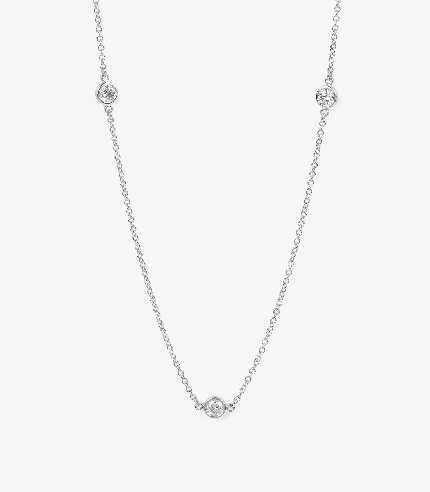 Tiffany & Co. Collana in platino con 3 diamanti da 0,30 ct a taglio brillante

Dettagli del prodotto
Xupes Ref: J1608
Marchio: Tiffany & Co.
Model: Collana Diamond by the Yard
Tipo: Collana
PREZZO DI VENDITA: 3.175 EURO
Materiale(i): Platino
Pietra