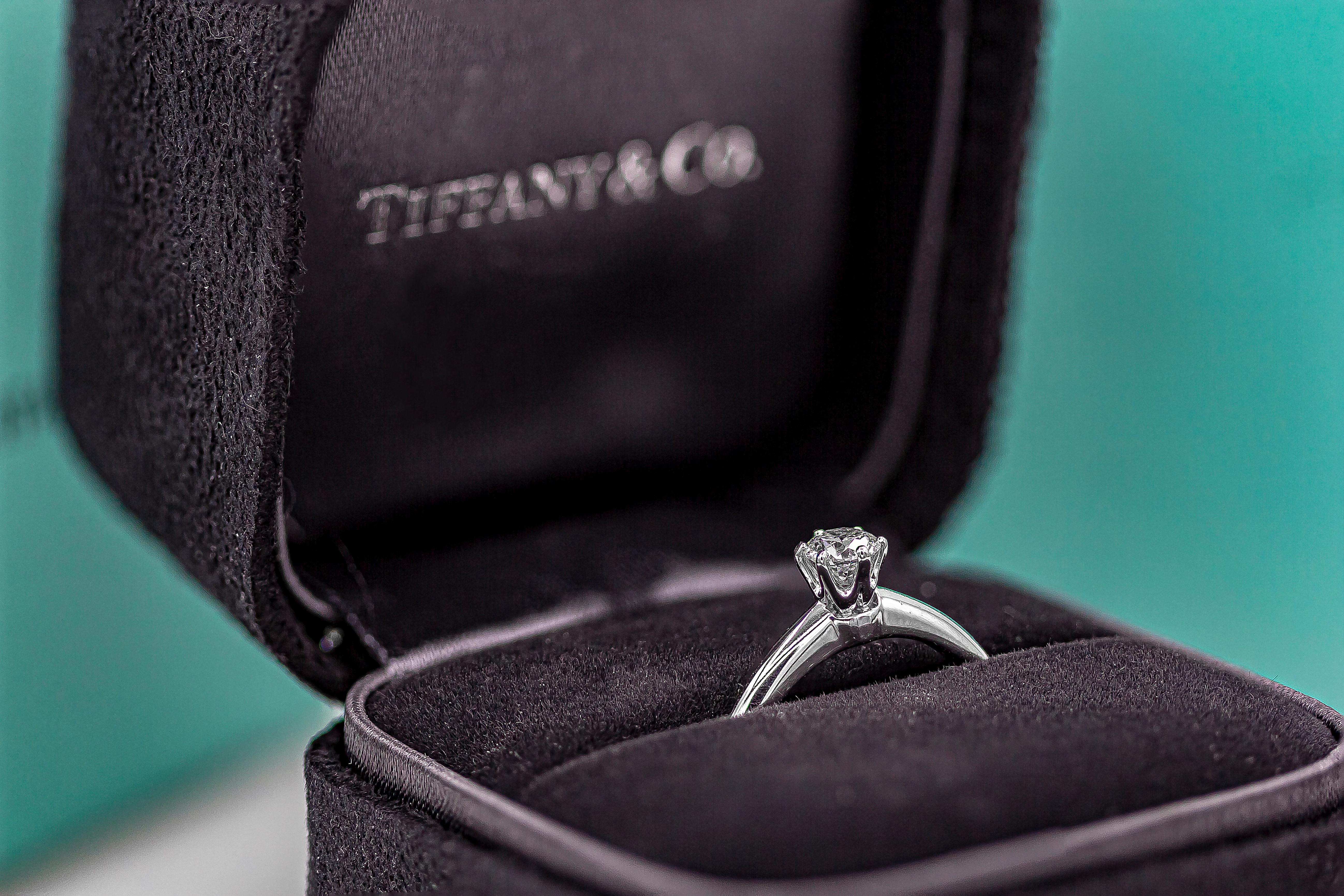 Verlobungsring mit 0,31 Karat rundem Solitär-Diamant von Tiffany & Co (Zeitgenössisch)