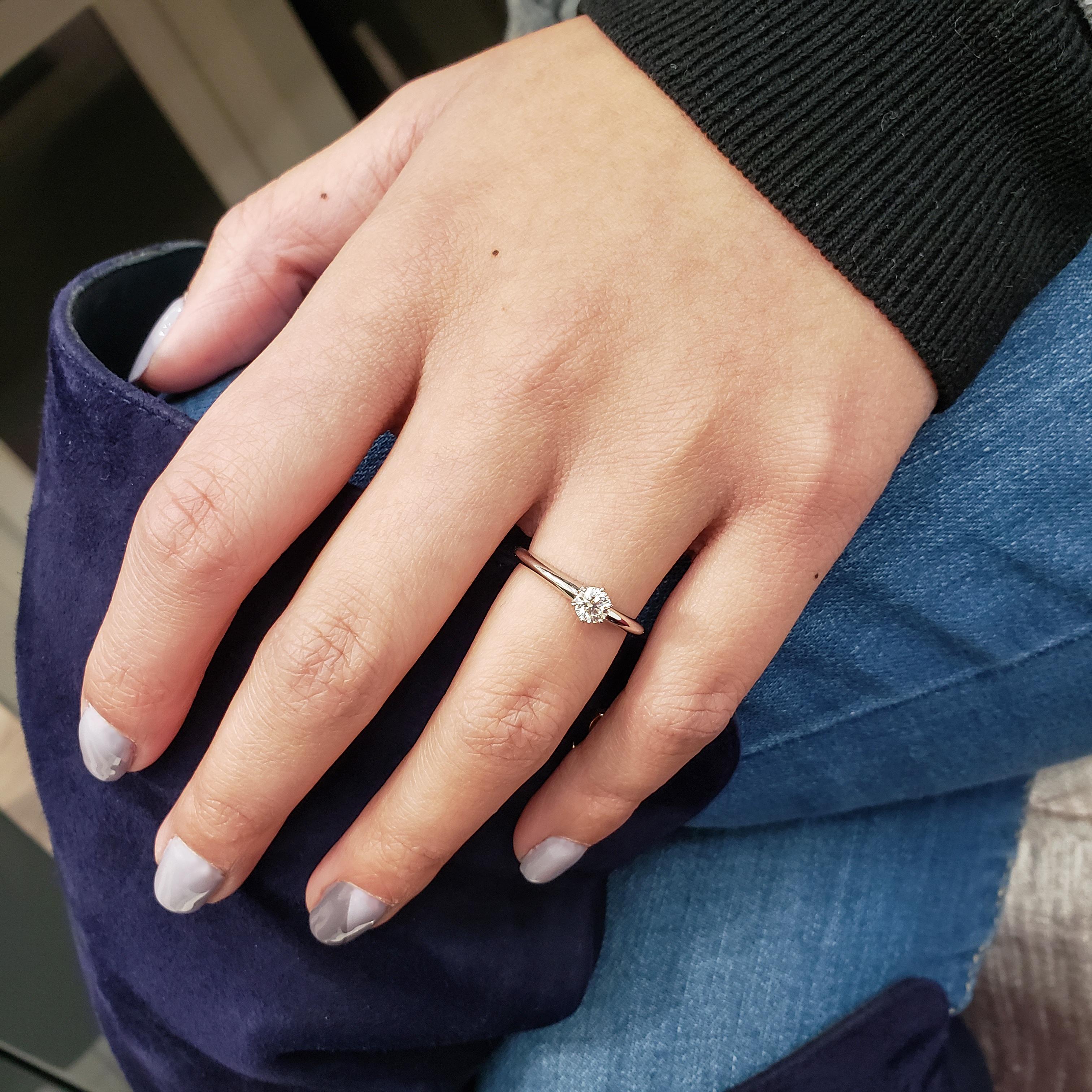 Verlobungsring mit 0,31 Karat rundem Solitär-Diamant von Tiffany & Co im Zustand „Hervorragend“ in New York, NY