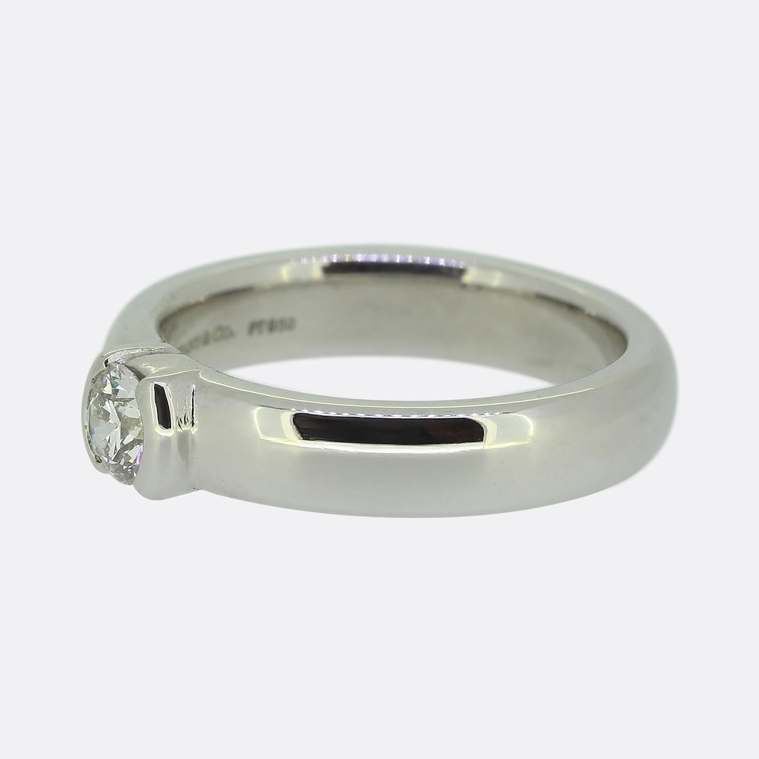 Hier haben wir einen Solitär-Diamantring aus Platin von dem weltbekannten Luxusschmuckdesigner Tiffany & Co. Dieser Ring ist Teil der Collection'S Etoile und trägt einen einzelnen Diamanten von 0,32 Karat im Brillantschliff, der leicht erhöht in der