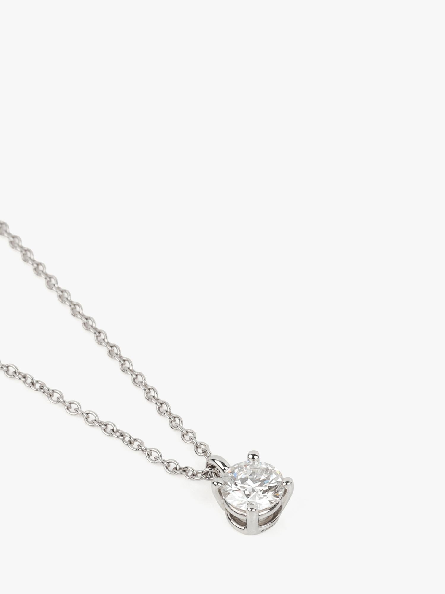 Tiffany & Co. Ciondolo solitario in platino con diamante taglio Brilliante da 0.33 ct.

Dettagli del prodotto
Xupes Ref: J1580
Marchio: Tiffany & Co.
Model: Ciondolo con diamante solitario
Tipo: Collana
Numero di serie: non definito
Accompagnato da: