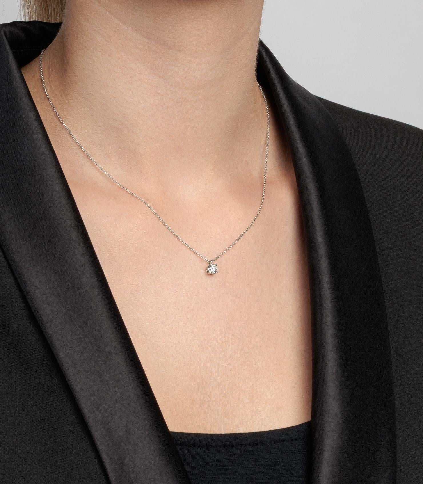 Tiffany & Co. Ciondolo solitario in platino con diamante taglio Brilliante da 0.33 ct.

Dettagli del prodotto
Xupes Ref: J1580
Marchio: Tiffany & Co.
Model: Ciondolo con diamante solitario
Tipo: Collana
Numero di serie: non definito
Accompagnato da: