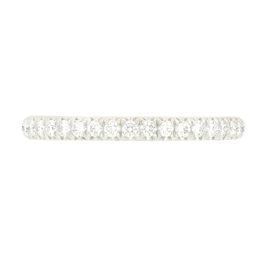 Dalla collezione Soleste di Tiffany & Co. arriva questo bellissimo anello a eternità completa. Un totale di 0,34 carati di diamanti tondi brillanti sono microincastonati sulla lunghezza della fascia di 2 mm. Come ci si aspetta da Tiffany, i diamanti