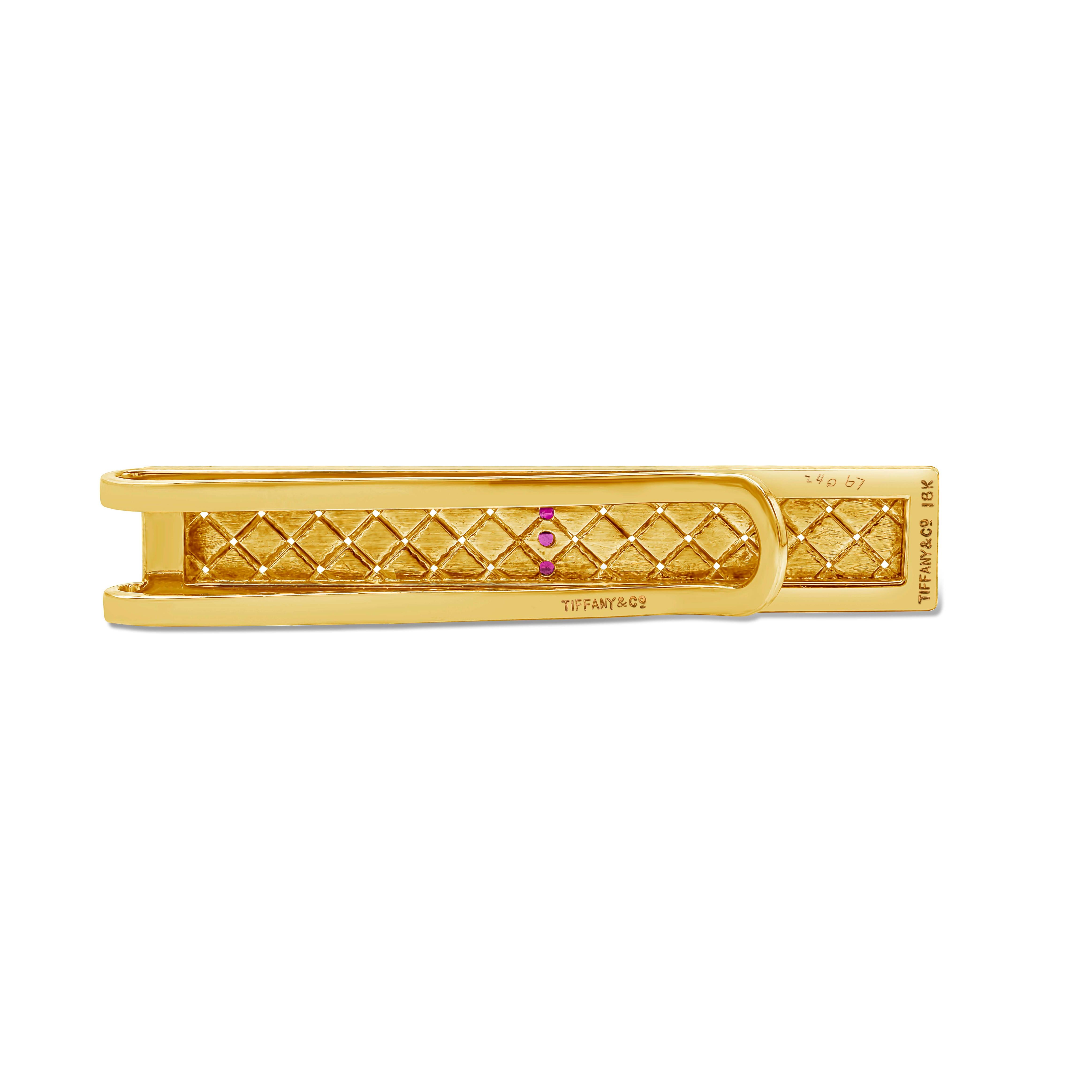 18 Karat Gelbgold-Krawattenklammer mit 0,35 Karat Rubingeflecht-Design von Tiffany & Co. (Moderne) im Angebot