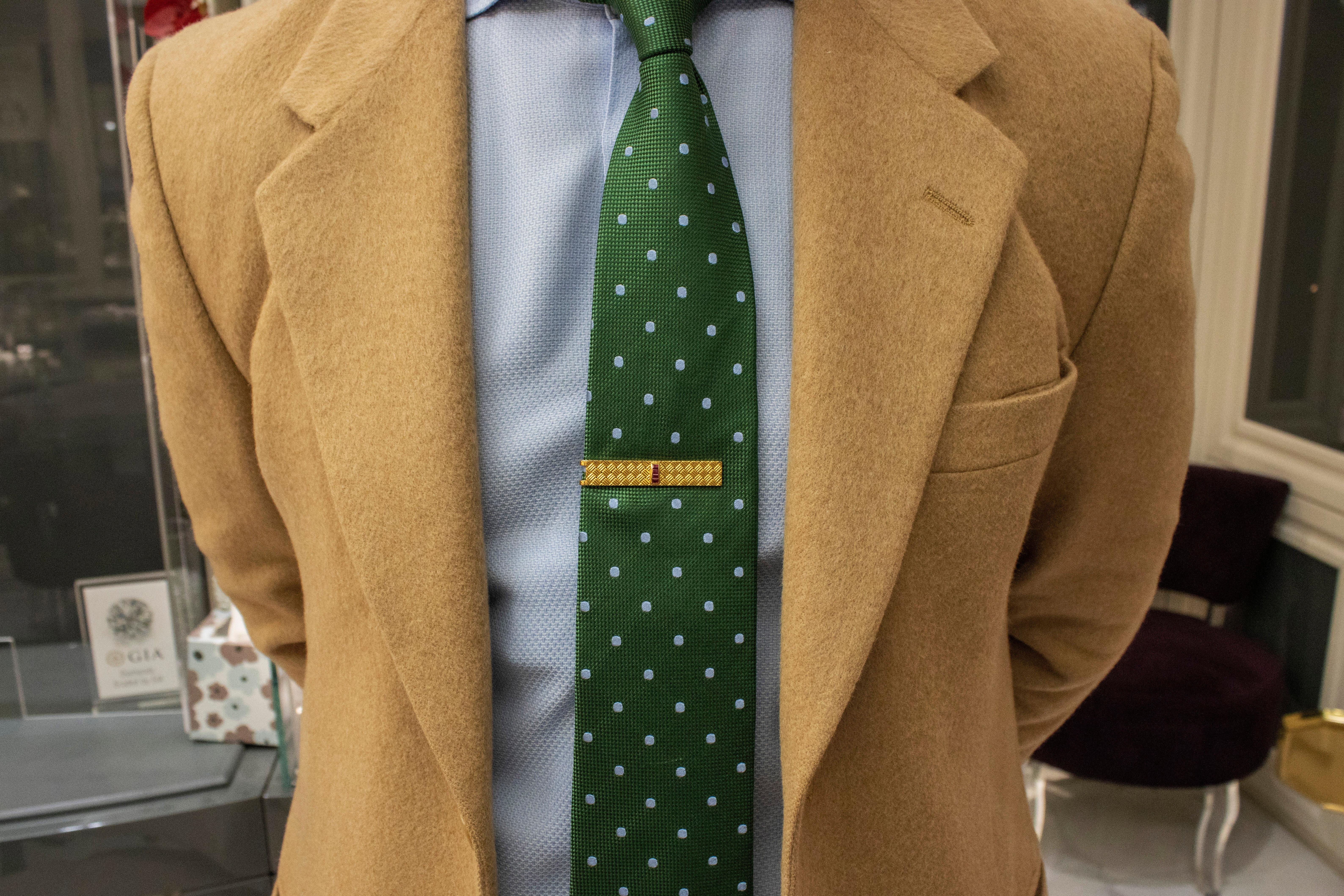 18 Karat Gelbgold-Krawattenklammer mit 0,35 Karat Rubingeflecht-Design von Tiffany & Co. im Zustand „Hervorragend“ im Angebot in New York, NY
