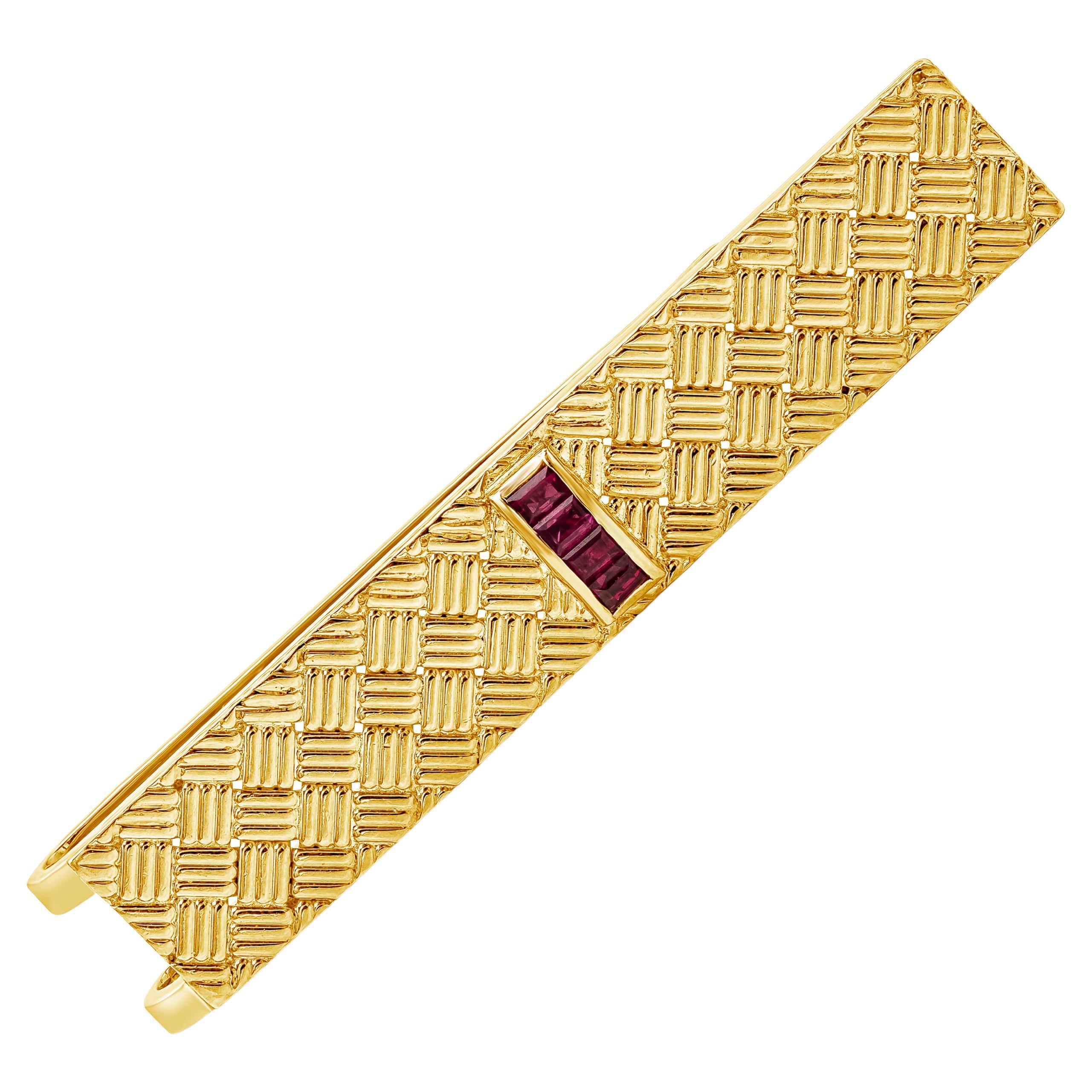 Tiffany & Co., pince à cravate en or jaune 18 carats avec motif tissé en rubis de 0,35 carat