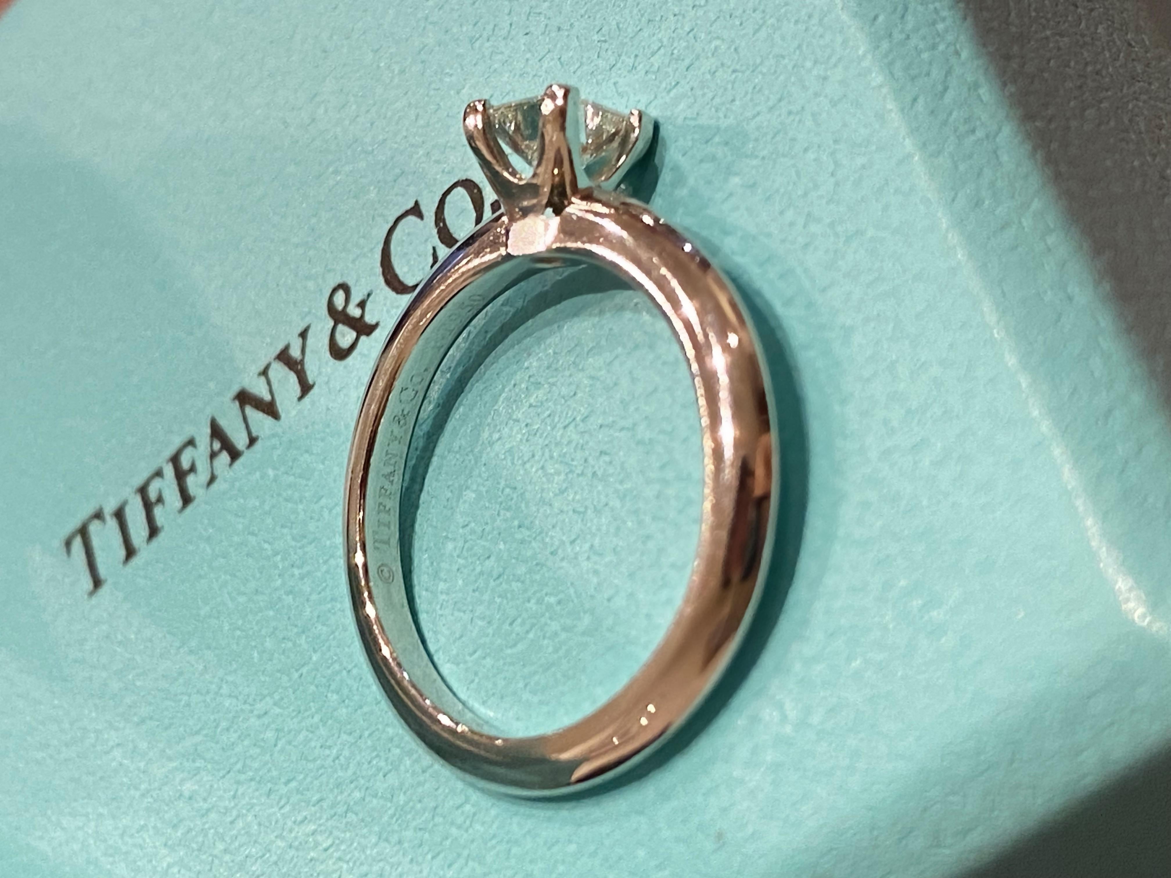 Tiffany & Co 0,35 ct Diamante talla princesa solitario Anillo de compromiso en platino 950 en Excelente estado para la venta en MELBOURNE, AU