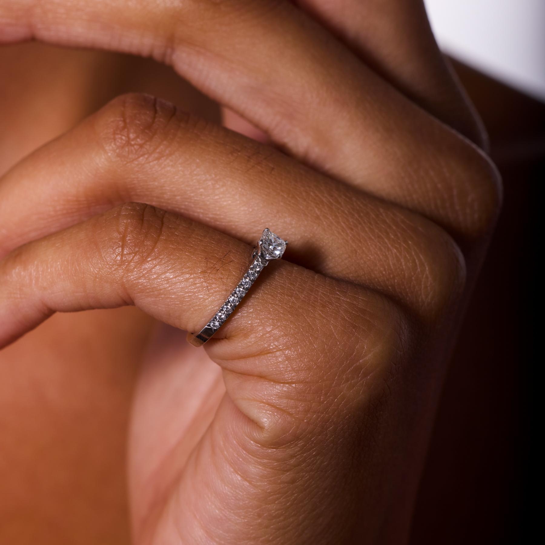 Bague de fiançailles en platine avec un diamant de 0,37 carat Tiffany & Co. Pour femmes en vente