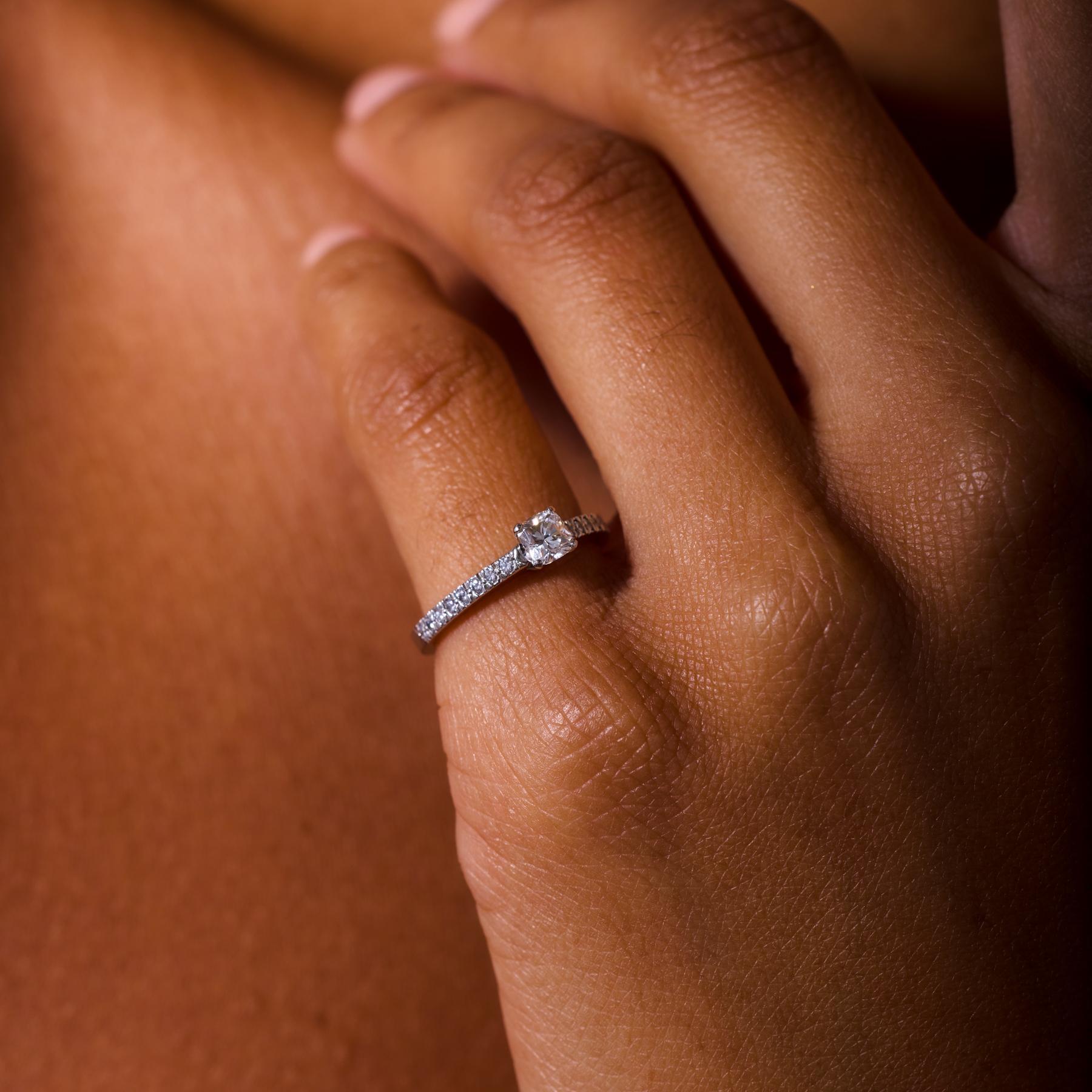 Bague de fiançailles en platine avec un diamant de 0,37 carat Tiffany & Co. en vente 2