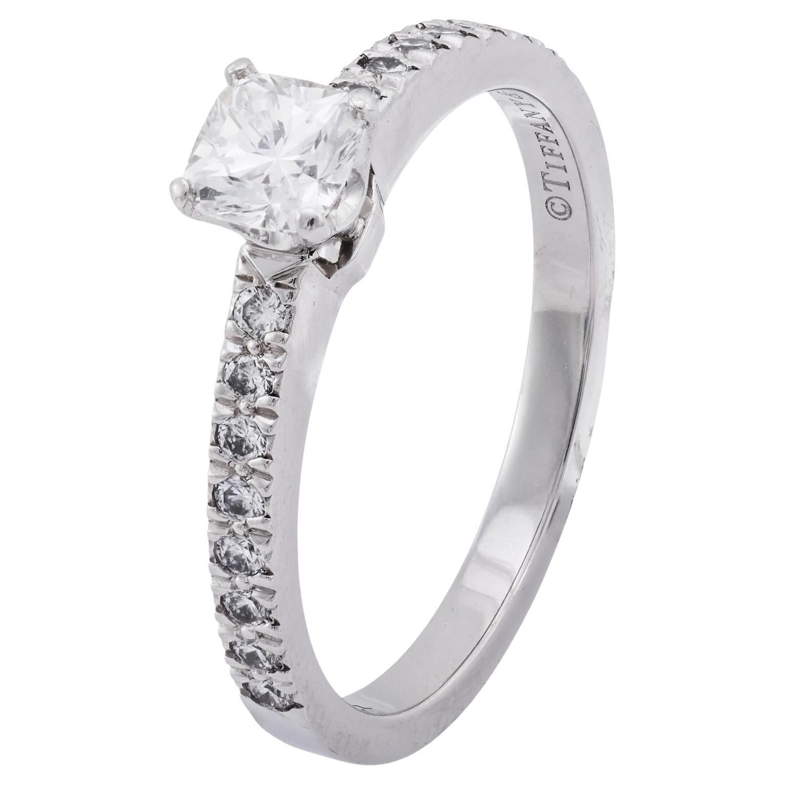 Bague de fiançailles en platine avec un diamant de 0,37 carat Tiffany
Co.
