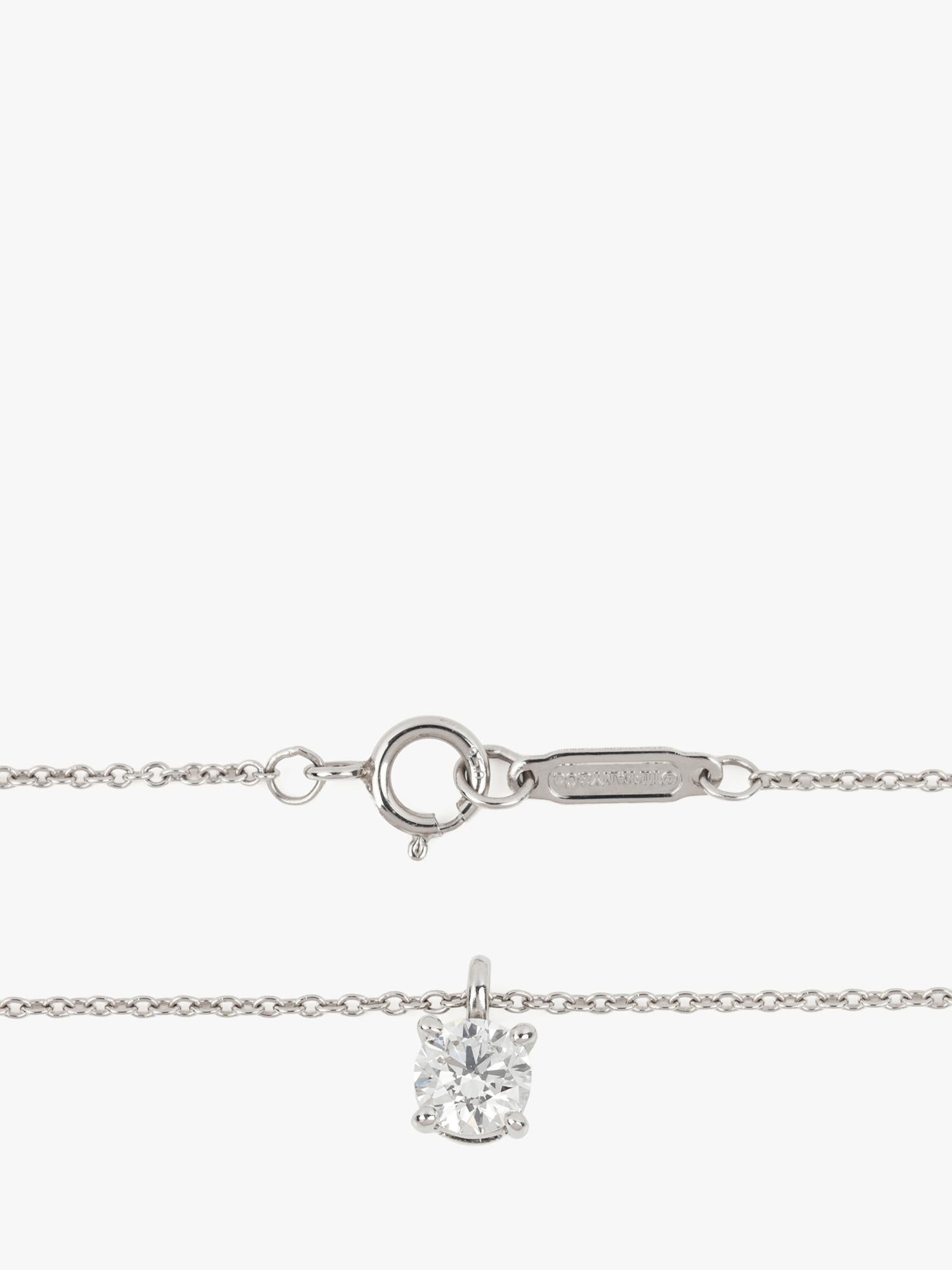 Taglio brillante Tiffany & Co. Ciondolo solitario in platino con diamante taglio Brilliante da 0.40 ct. in vendita