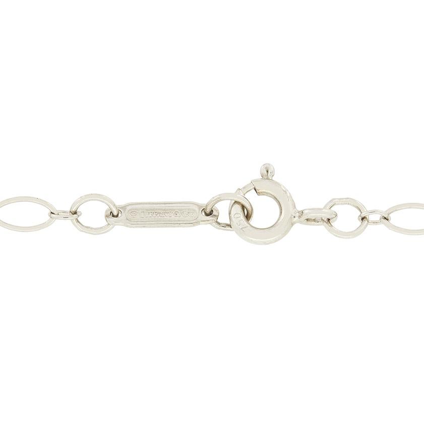 Questo scintillante pendente di diamanti della collezione Iconic key di Tiffany & Co. Questo particolare disegno di chiave si chiama Fleur de Lis. Una collezione di diamanti tondi e brillanti sono incastonati a pavé su tutto il design della chiave,