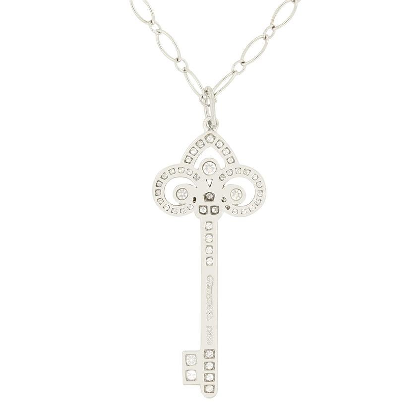 Taglio brillante Ciondolo a forma di chiave con diamante Fleur de Lis da 0,40 carati di Tiffany & Co. in vendita