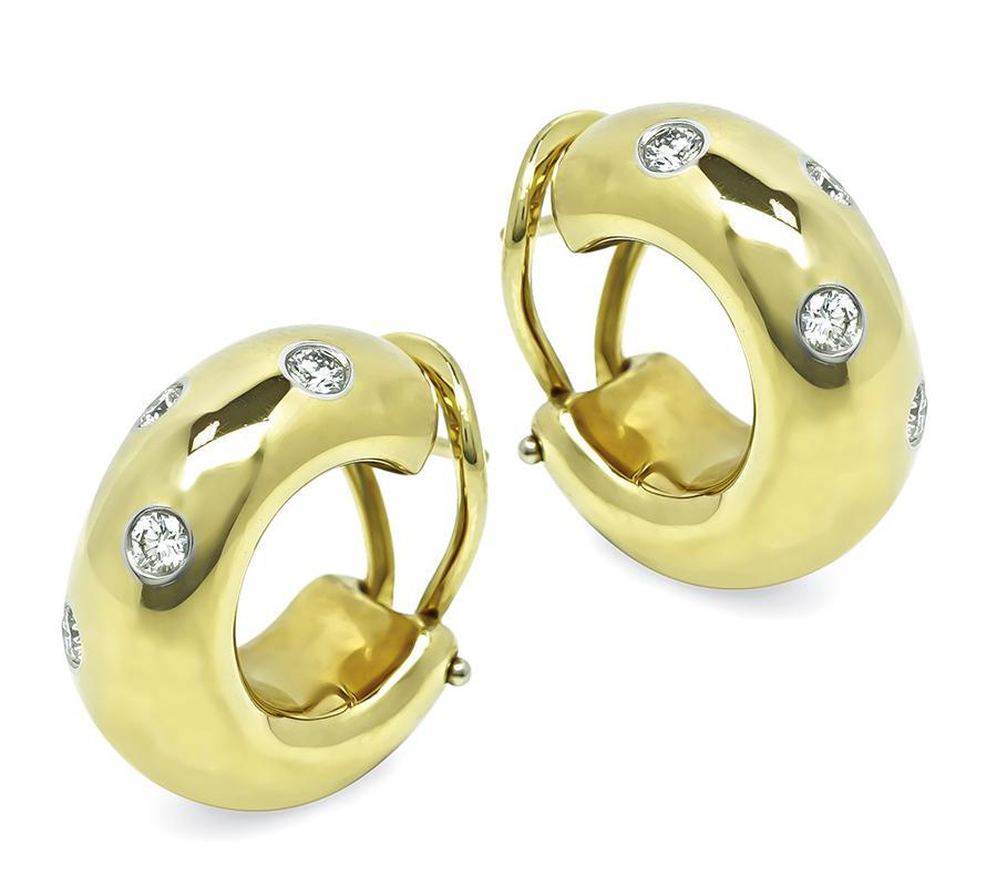 Si tratta di uno splendido paio di orecchini in oro giallo 18 carati e platino di Tiffany & Co. Gli orecchini sono caratterizzati da scintillanti diamanti a taglio rotondo che pesano circa 0.40 carati. Il colore di questi diamanti è E con purezza