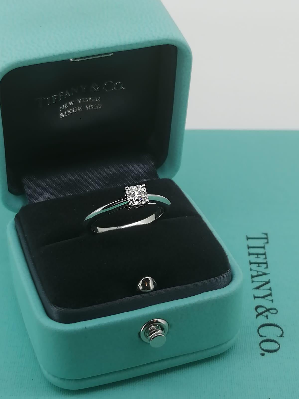 Crafted with refined elegance by Tiffany & Co, 
this diamond solitaire engagement ring is THE one 

Impeccable provenance, top quality materials, 
along with the renowned name are its highlights 

The piece comes with all original paperwork: 
-