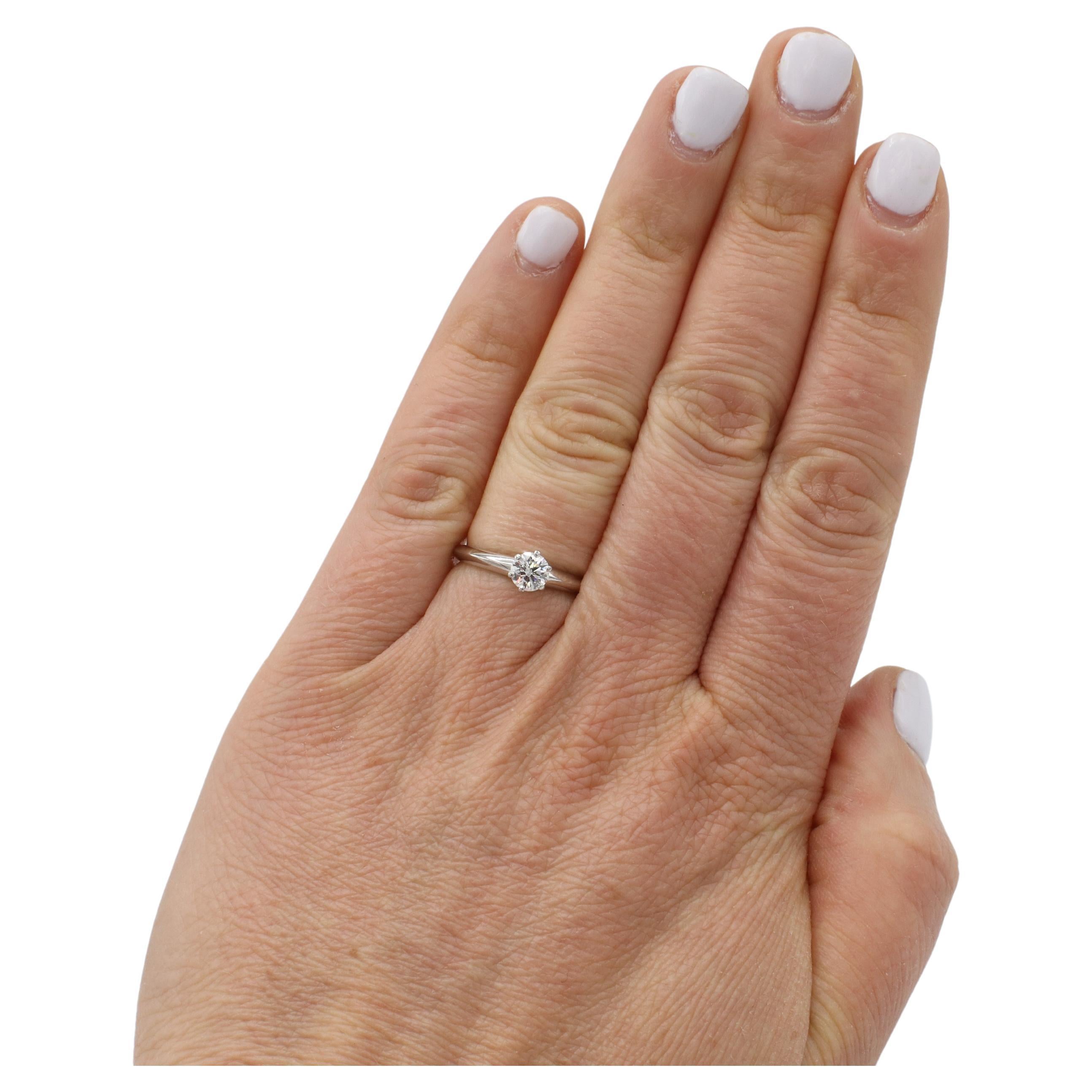 Tiffany & Co. Bague de fiançailles en platine avec diamant rond naturel de 0,43 carat H VS2 Pour femmes en vente