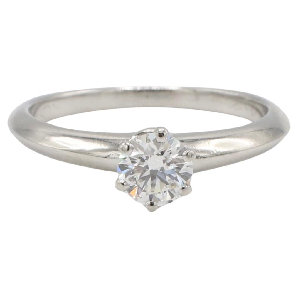 Tiffany & Co. Bague de fiançailles en platine avec diamant rond naturel de 0,43 carat H VS2 en vente