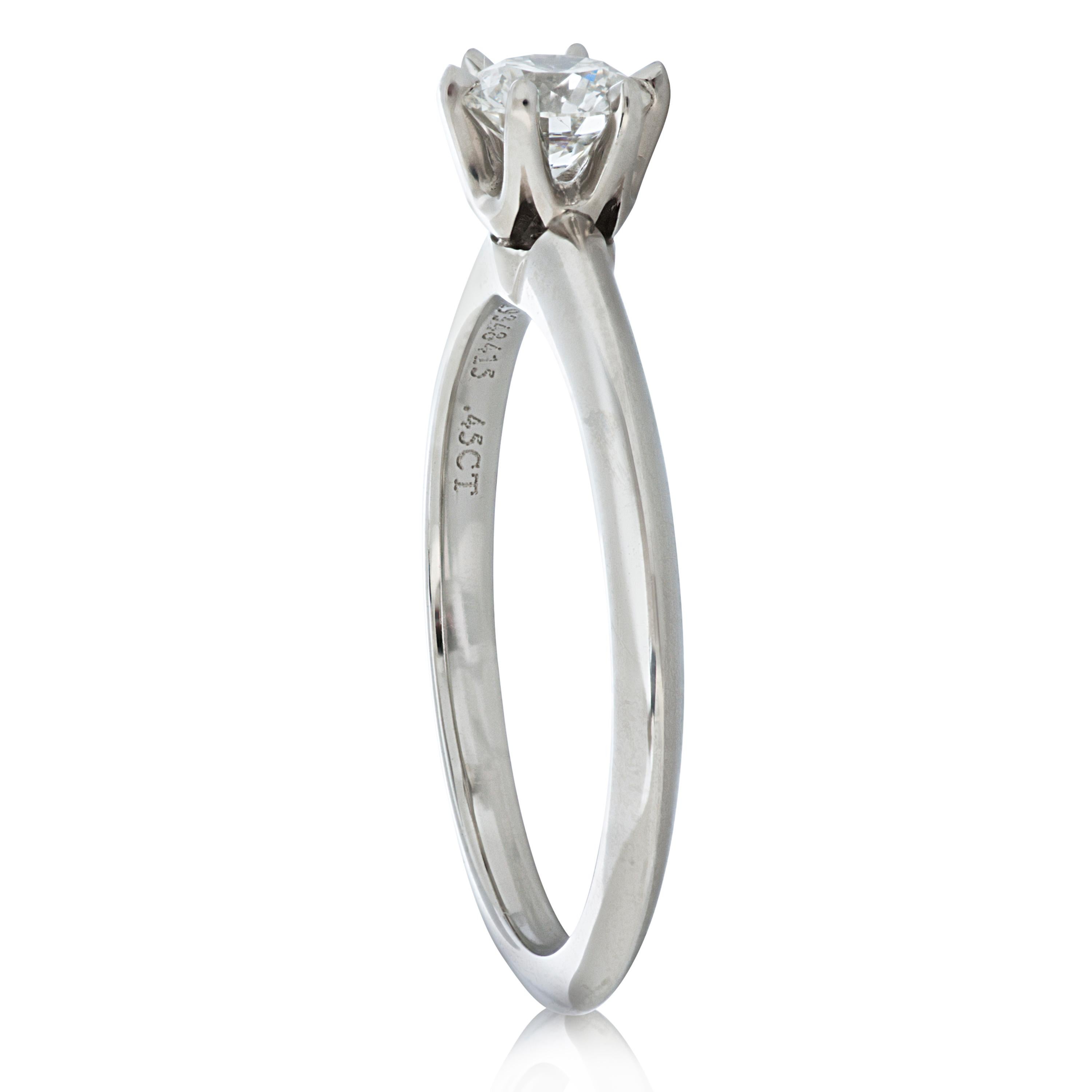 Runder Solitär-Diamant-Verlobungsring von Tiffany & Co. in Platin, begleitet von Tiffany & Co. Diamant-Zertifikat.

Der Mittelstein dieses Rings ist ein runder Diamant von 0,45 Karat im Brillantschliff mit der Farbe G und der Reinheit VS1, gefasst