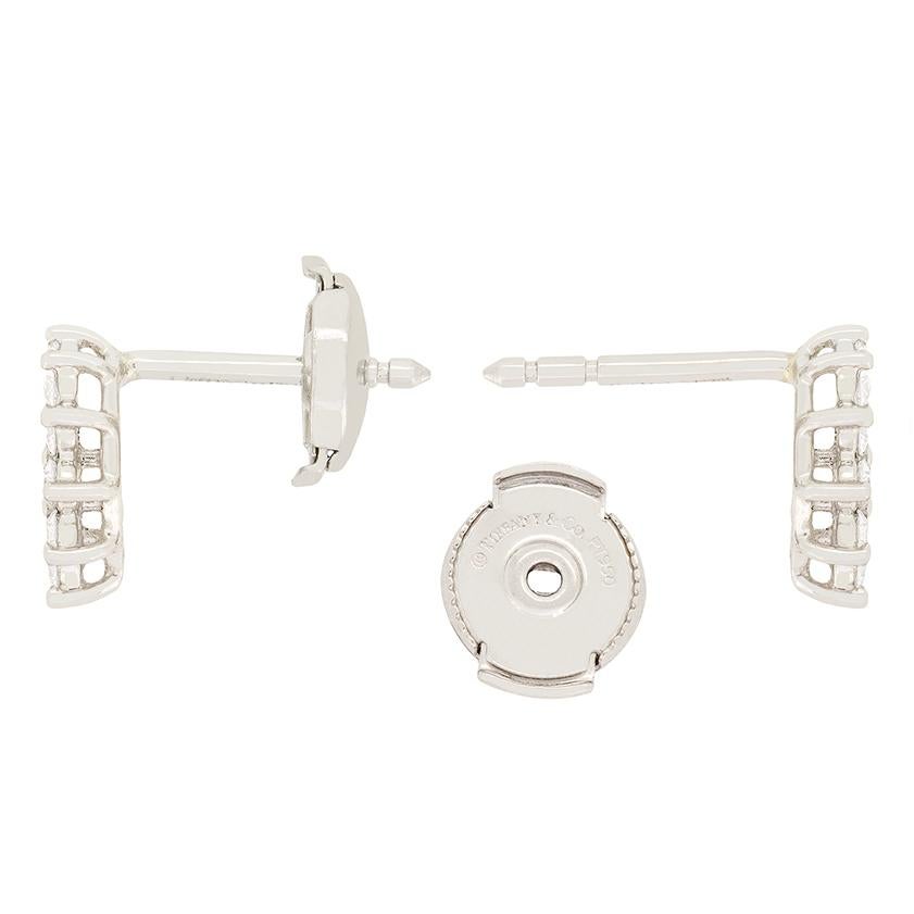 Dai designer di Tiffany & Co. arrivano questi bellissimi orecchini a cerchio aperti. Un totale di 0,46 carati di scintillanti diamanti tondi brillanti sono stati incastonati a griffe in platino su entrambi gli orecchini. I diamanti sono di qualità