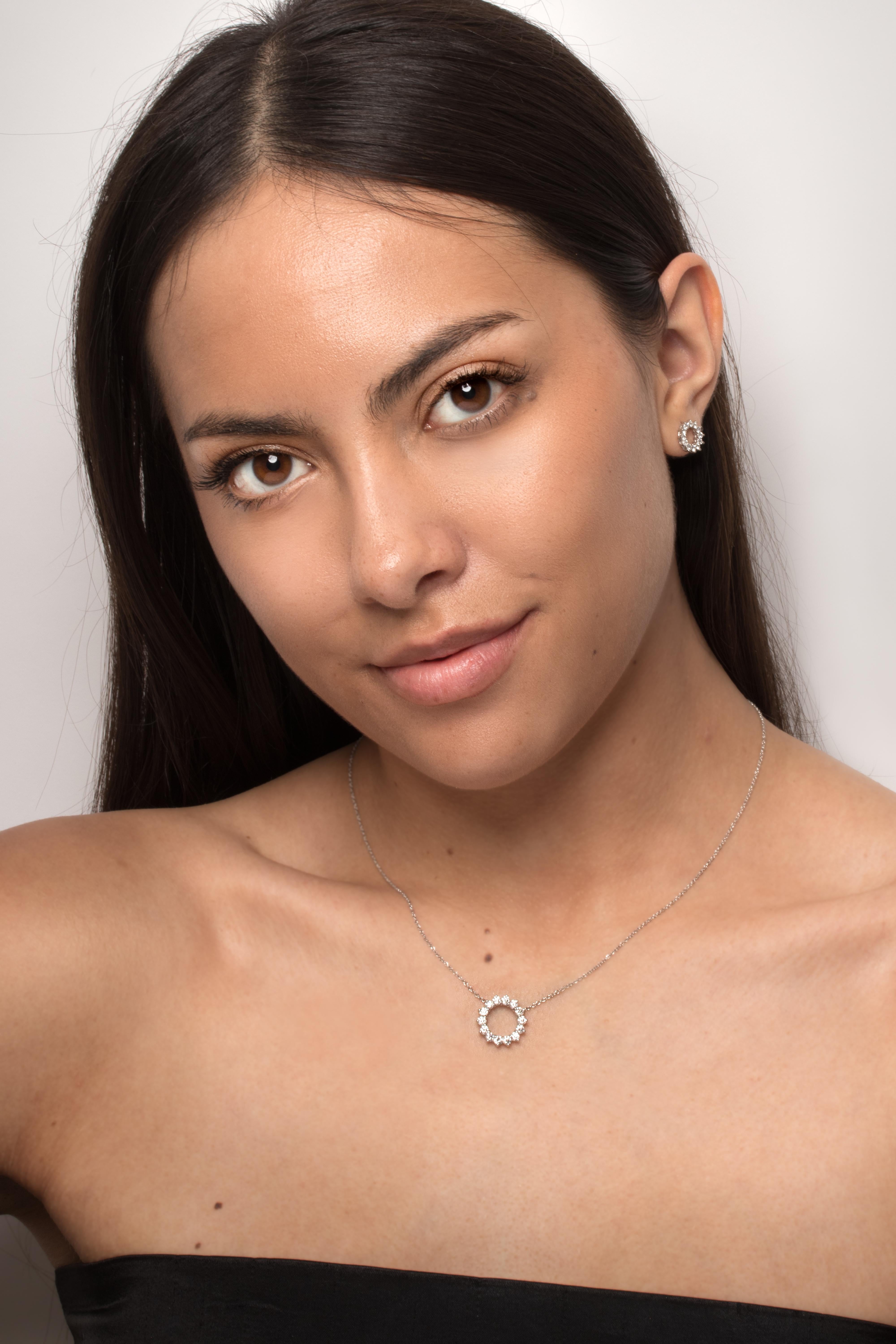 Moderno Tiffany & Co. Orecchini a cerchio aperti con diamanti da 0,46 carati in vendita