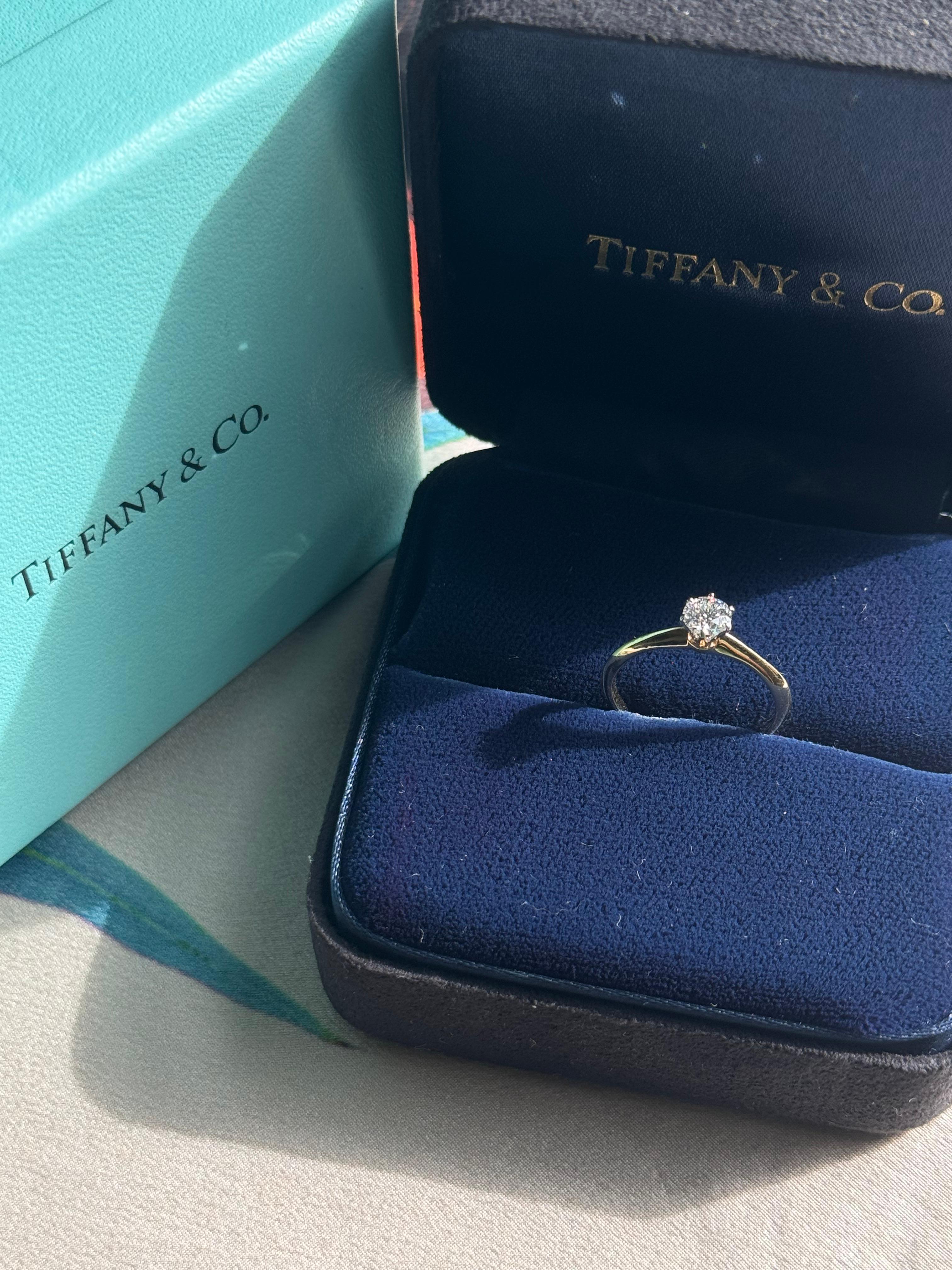 Taille ronde Tiffany & Co, bague solitaire en or 18 carats avec diamants de 0,47 carat en vente