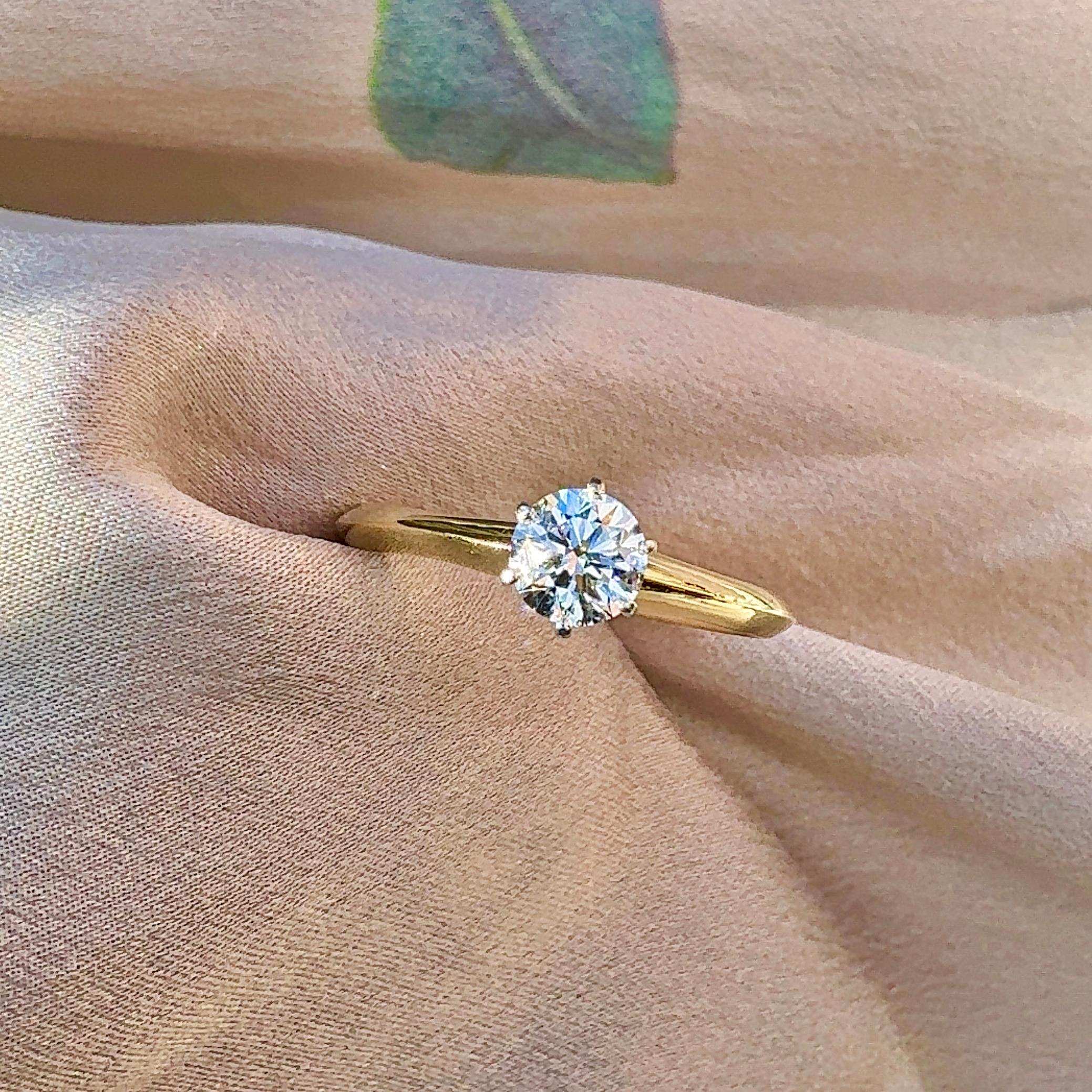 Tiffany & Co, bague solitaire en or 18 carats avec diamants de 0,47 carat Unisexe en vente