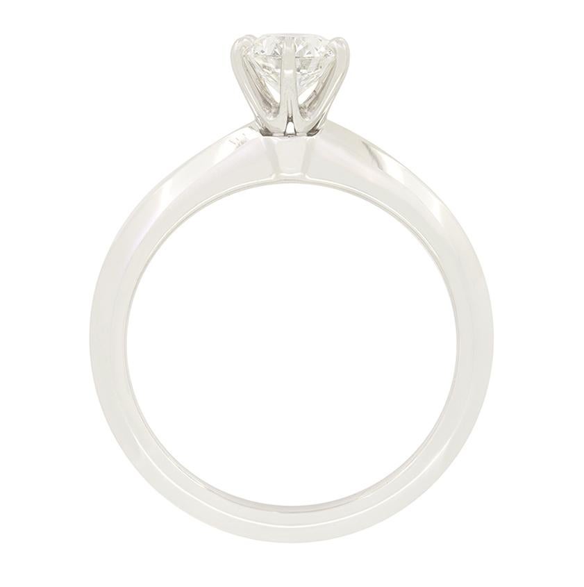 Vom Designer Tiffany & Co. stammt dieser ikonische Solitärring mit Messerschneide, in dessen Zentrum ein wunderschöner runder Brillant von 0.47 Karat steht. Der Diamant ist in die charakteristische Sechs-Krallen-Spannzange gefasst und wurde mit H in