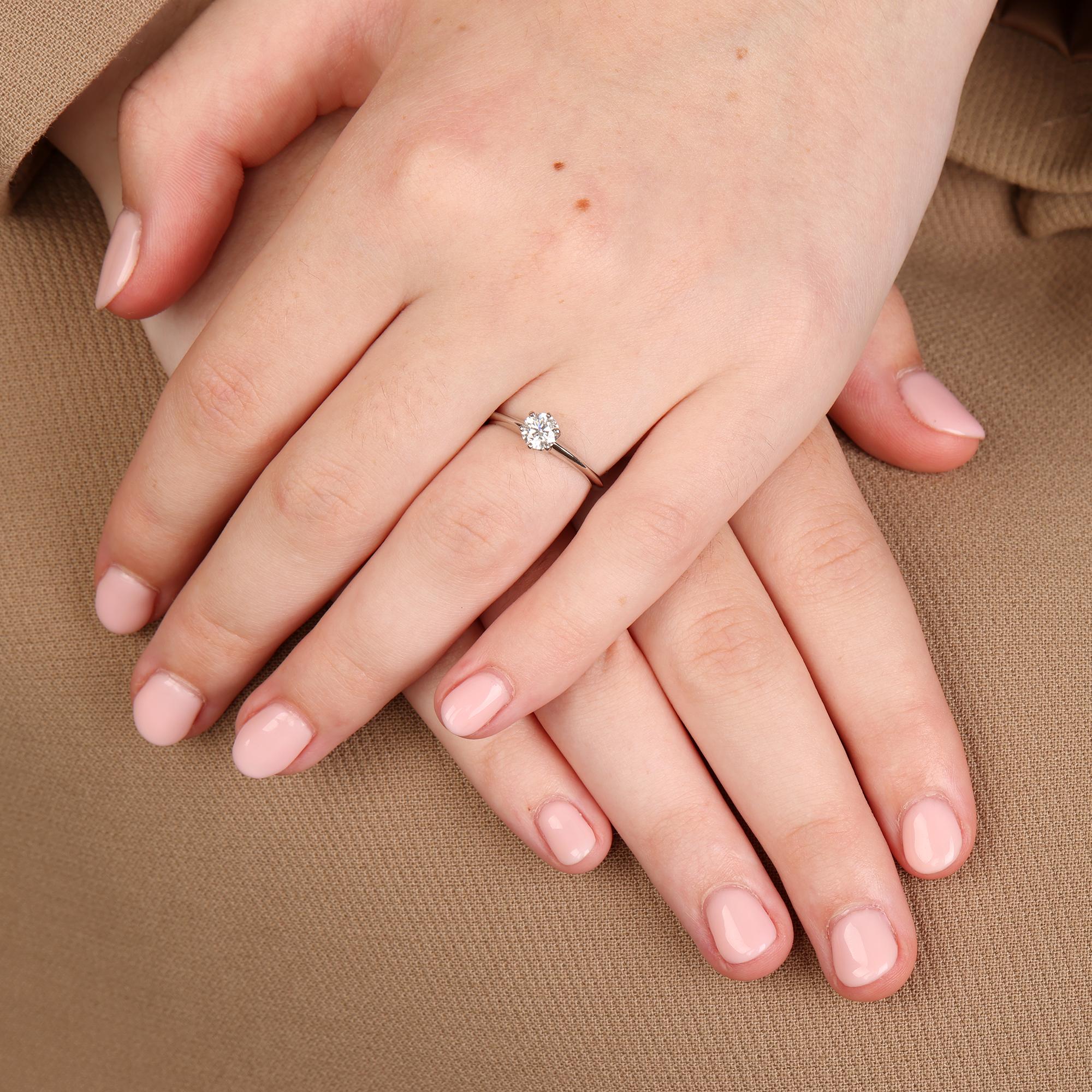 CONDITION ITEM	Excellent
FABRICANT	Tiffany & Co.
GENDER	Femmes
ACCOMPAGNÉ PAR	Boîte d'origine
TAILLE DE LA BAGUE AU ROYAUME-UNI	J 1/2
TAILLE DE BAGUE EU	50
TAILLE DE BAGUE US	5.5
LARGEUR DE LA BANDE	1.6mm
POIDS TOTAL	3.29g
QUANTITÉ DE PIERRES