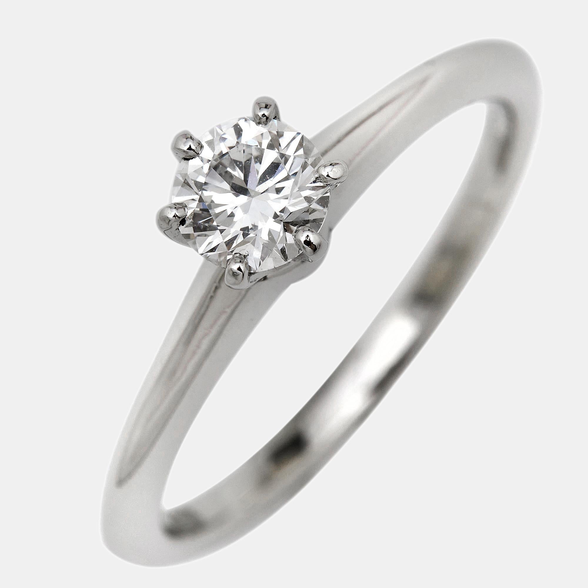 The luxury powerhouse jewelry brand–Tiffany & Co. brings you a diamond engagement ring that is crafted to make your day special while also symbolizing your romantic commitment. It has a smooth platinum body with a glamorous centerpiece that is made