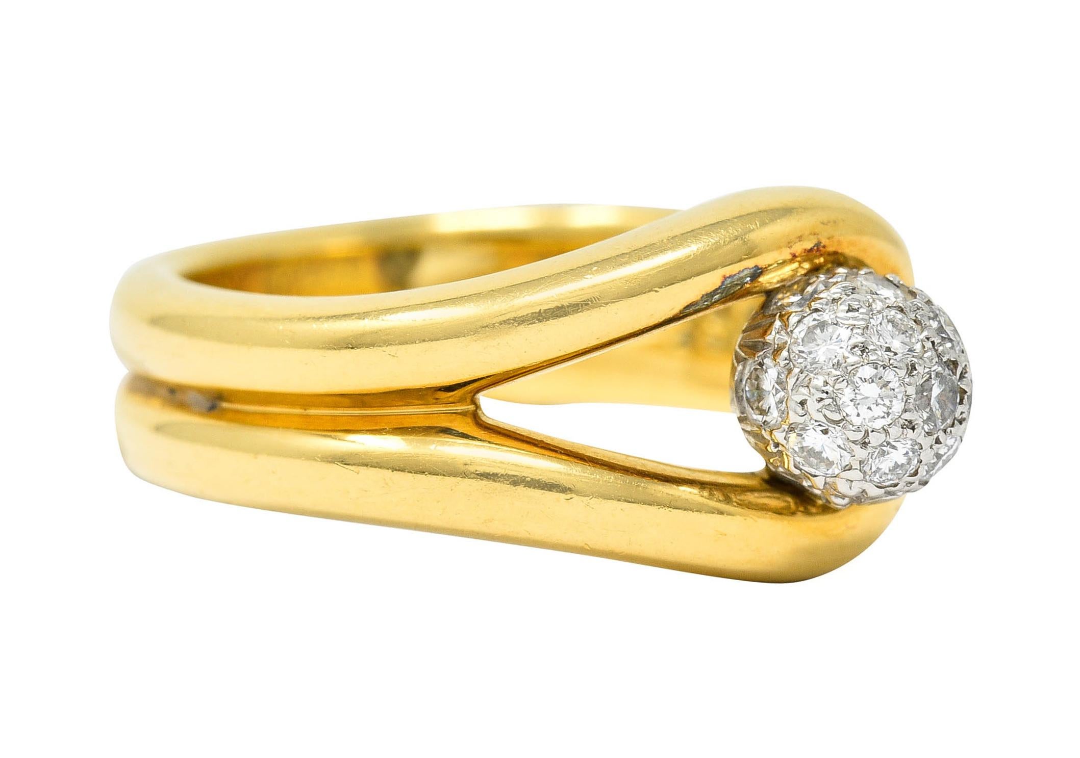 Bandring in Form eines geschlungenen Knotens:: der eine Platinpavé-Diamantenkugel umschließt

Runde Diamanten im Brillantschliff wiegen insgesamt ca. 0::50 Karat - Farbe G/H mit Reinheit VS

Abgerundet durch einen tief gerippten Schaft

Gestempelt