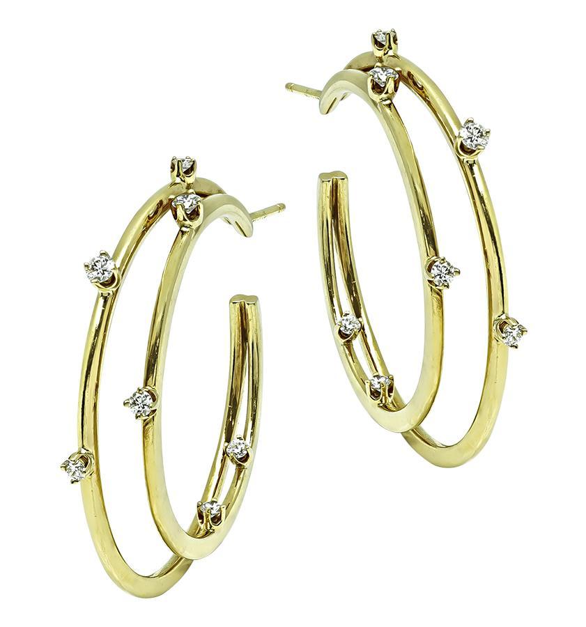 Questo è un elegante paio di orecchini in oro giallo 18 carati di Tiffany & Co. Gli orecchini sono caratterizzati da scintillanti diamanti a taglio rotondo che pesano circa 0.50 carati. Il colore di questi diamanti è E con purezza VS. Gli orecchini