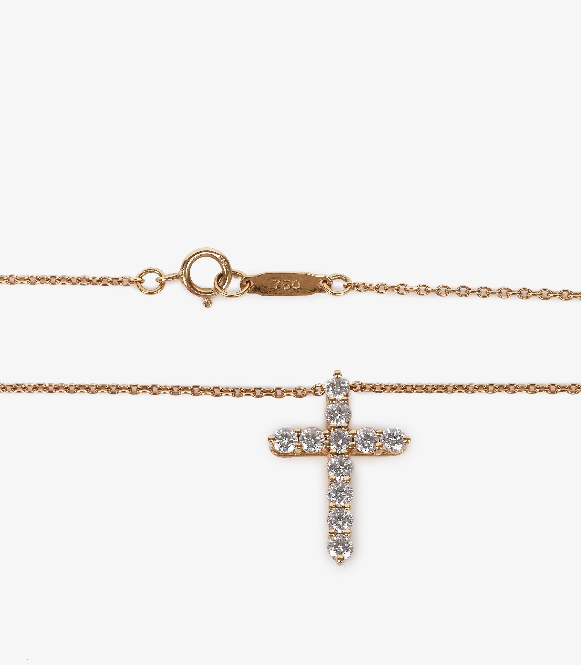 Tiffany & Co. Colgante de cruz pequeña de oro amarillo de 18 ct con diamante talla brillante de 0,51 ct Corte redondo en venta