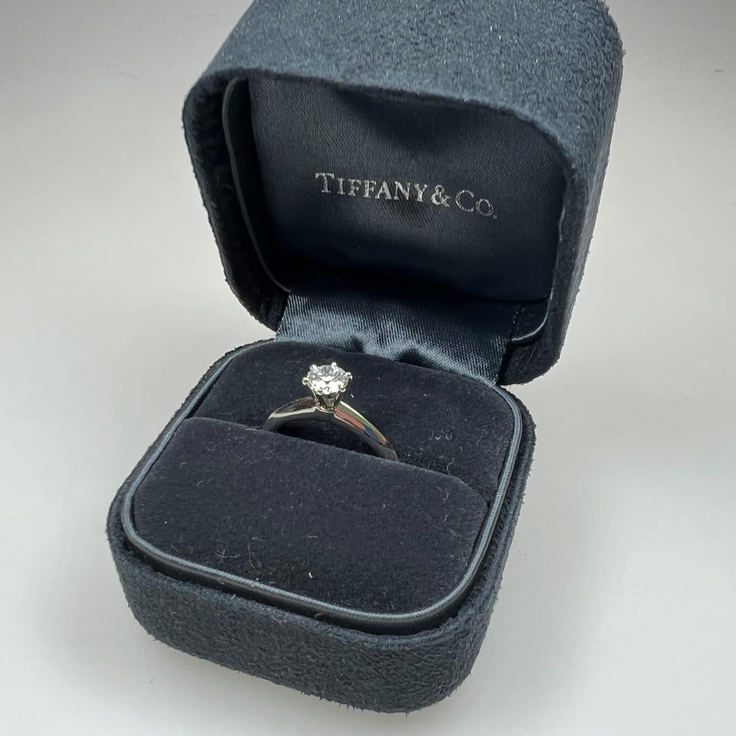 Platin-Verlobungsring von Tiffany & Co. mit 0.52 Karat Diamant im Rundschliff mit sechs Zacken im Rundschliff im Angebot 4