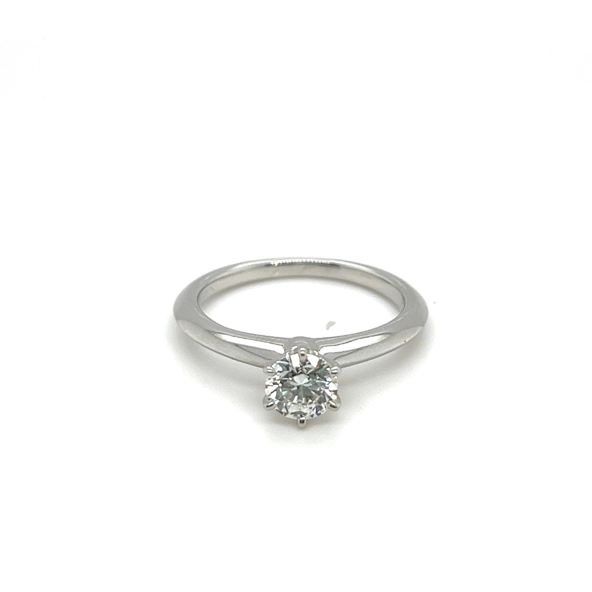 Tiffany & Co. 0,52 Karat sechs Zacken Brillantschliff Diamant und Platin Verlobungsring.

Dieser anmutige und feminine Verlobungsring mit 0,52 Karat aus der Collection'S Setting von Tiffany & Co. ist aus Platin gefertigt und verfügt über einen