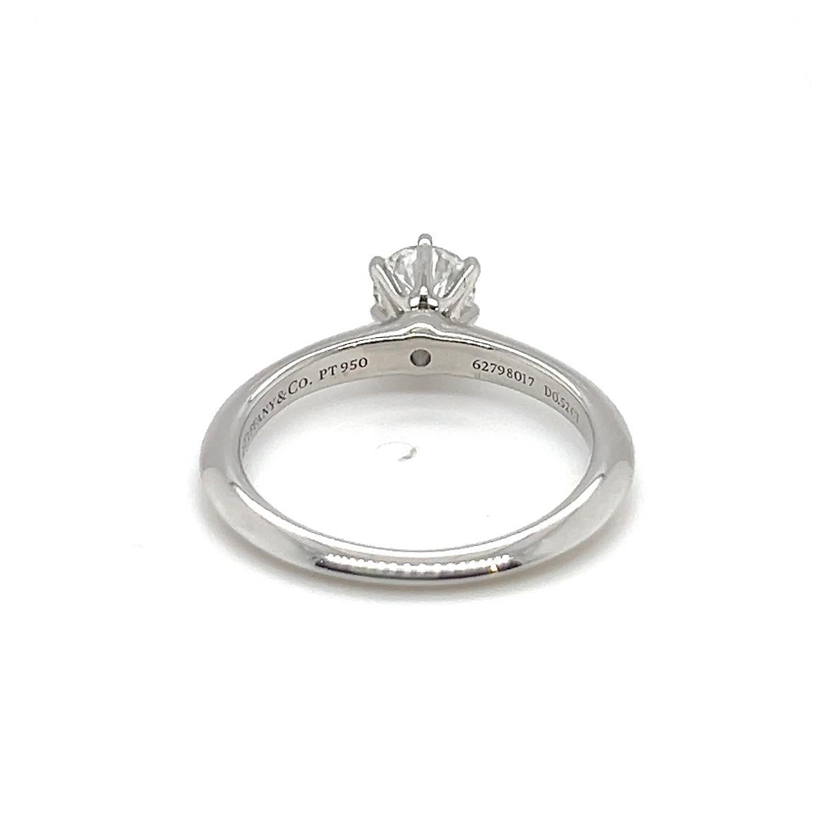 Platin-Verlobungsring von Tiffany & Co. mit 0.52 Karat Diamant im Rundschliff mit sechs Zacken im Rundschliff im Zustand „Gut“ im Angebot in Zurich, CH