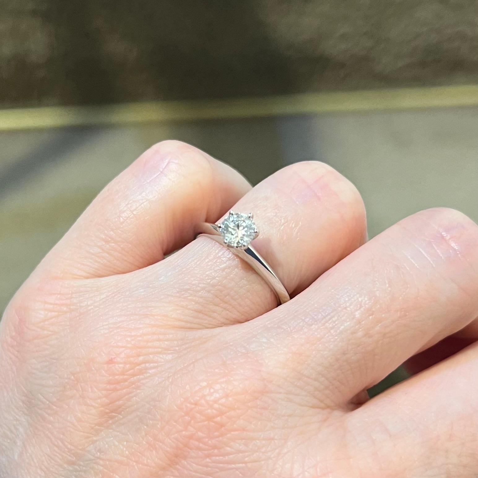 Platin-Verlobungsring von Tiffany & Co. mit 0.52 Karat Diamant im Rundschliff mit sechs Zacken im Rundschliff im Angebot 3