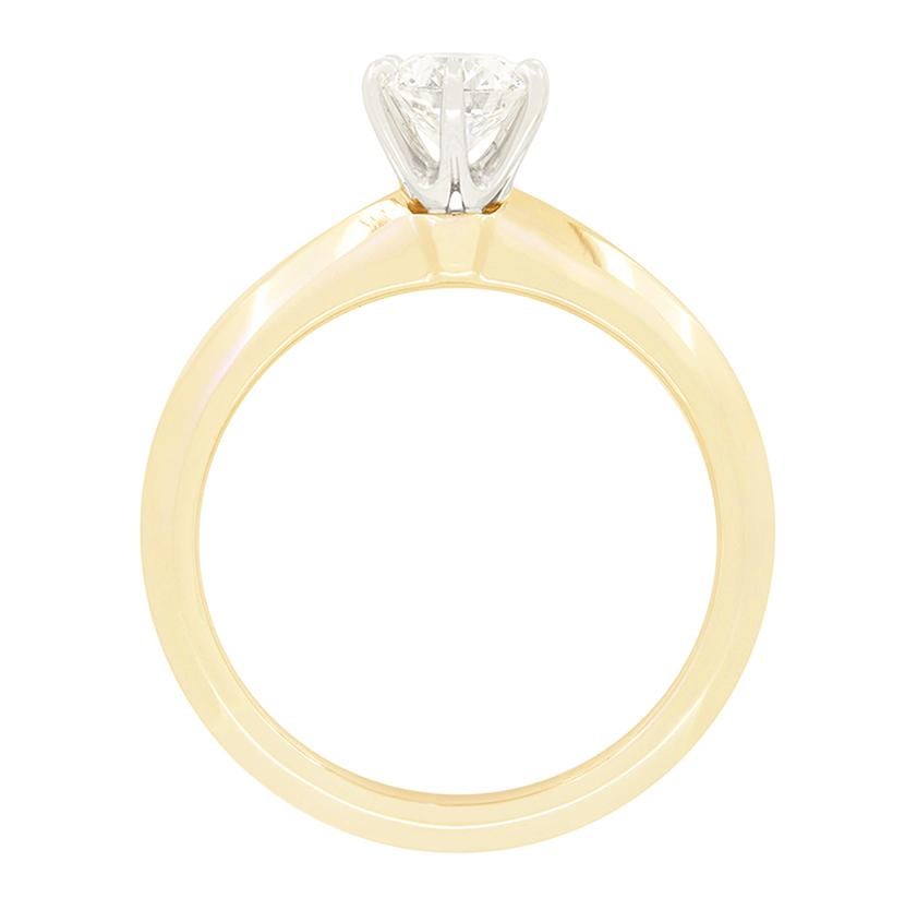 Vom Designer Tiffany & Co. stammt dieser ikonische Solitärring mit Messerschneide, in dessen Zentrum ein wunderschöner runder Brillant von 0.53 Karat steht. Der Diamant, der in der charakteristischen Sechs-Krallen-Spange gefasst ist, wurde mit G in