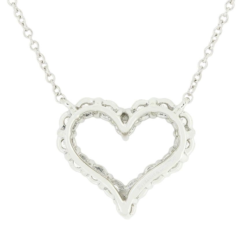 Dal designer Tiffany & Co. arriva questo delizioso ciondolo a forma di cuore con diamante. Sedici diamanti tondi brillanti adornano il design a cuore aperto per un totale di 0,54 carati. Ciascuno dei diamanti corrisponde alla qualità F per quanto