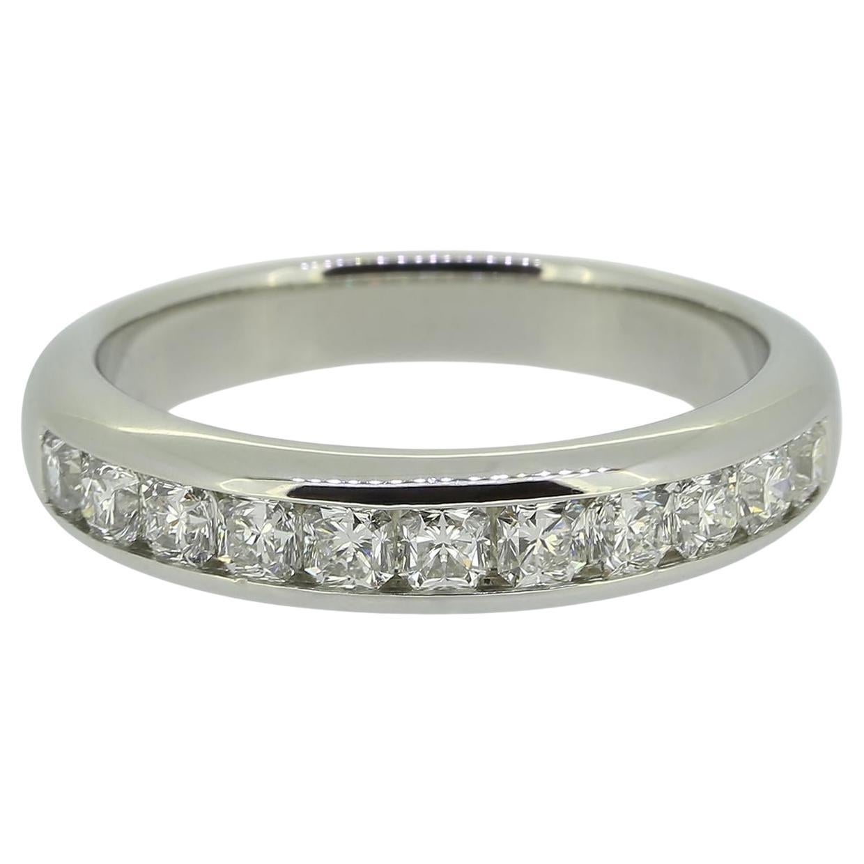 Anello Tiffany 
Co. 0,55 carati con diamante Lucida e mezza eternità in vendita